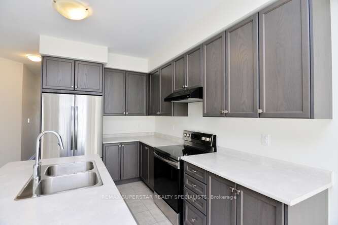 17 Esther Cres Property Photo 8