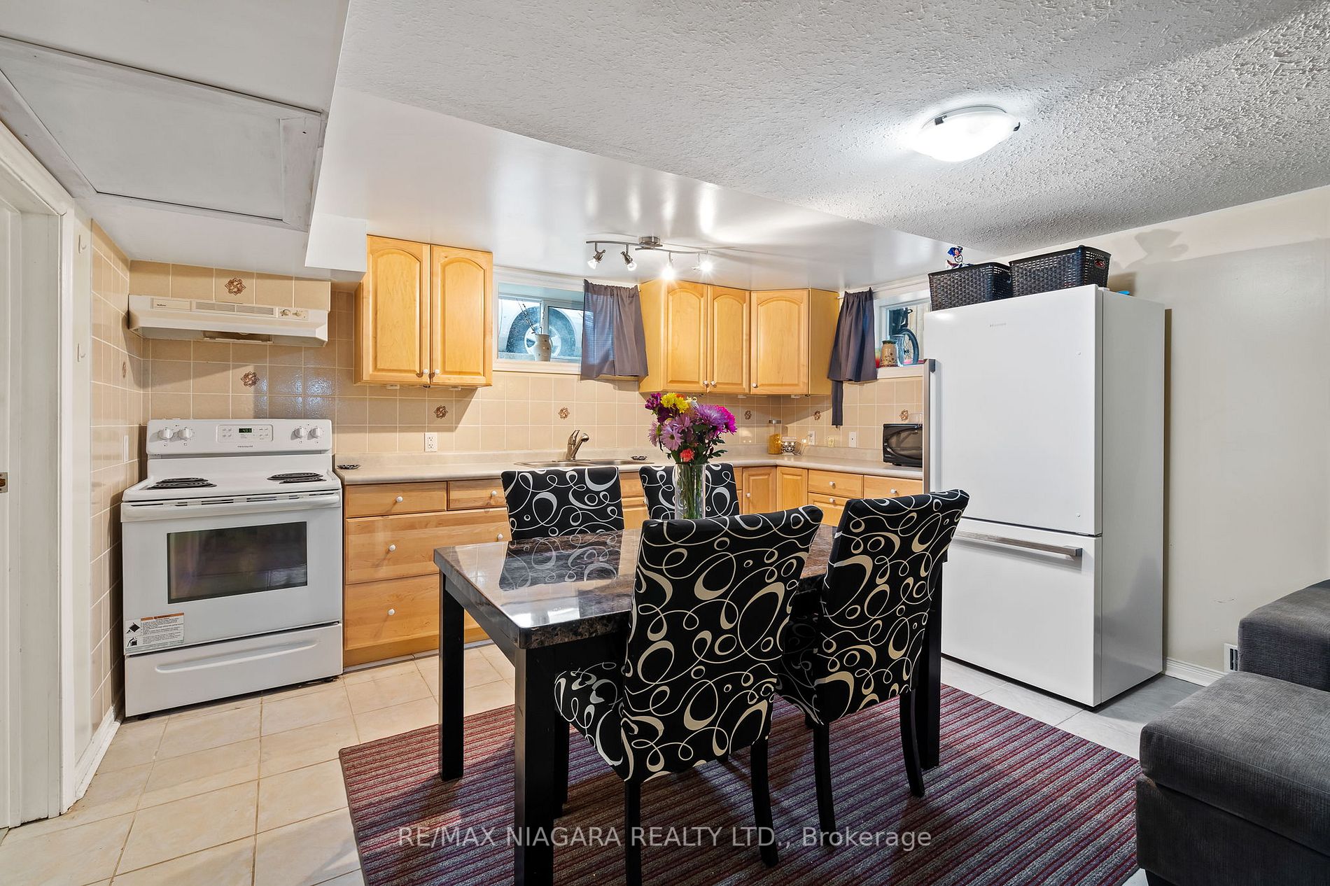 477 Bell St Property Photo 11