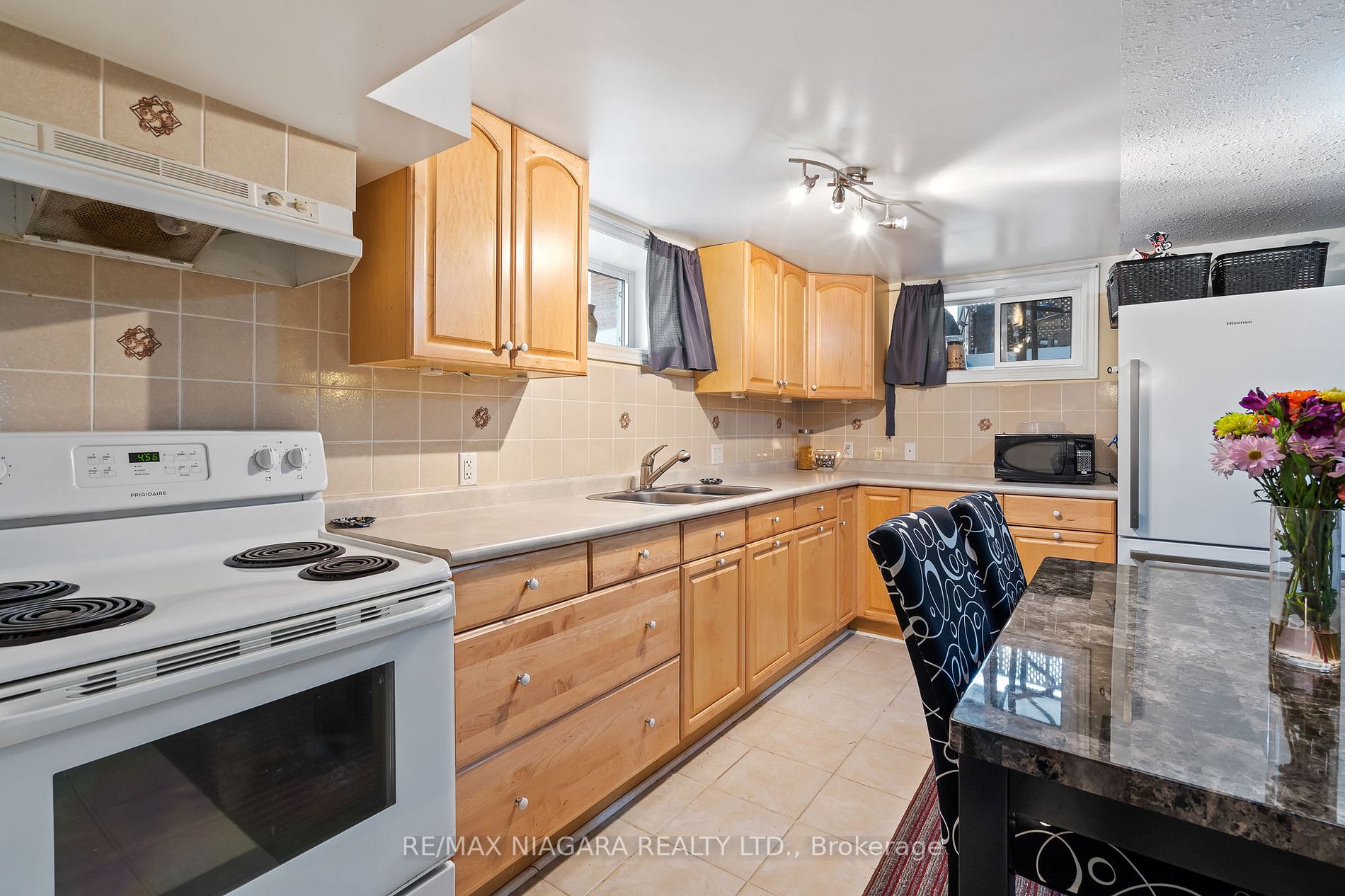 477 Bell St Property Photo 12