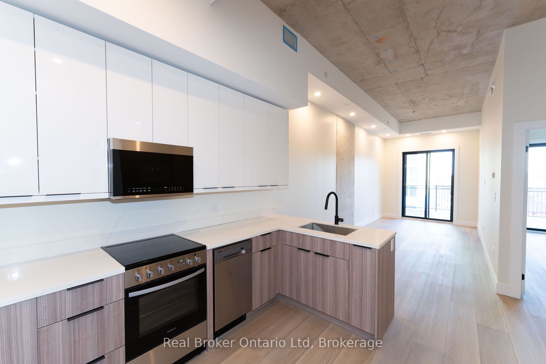169 James St S Property Photo 2