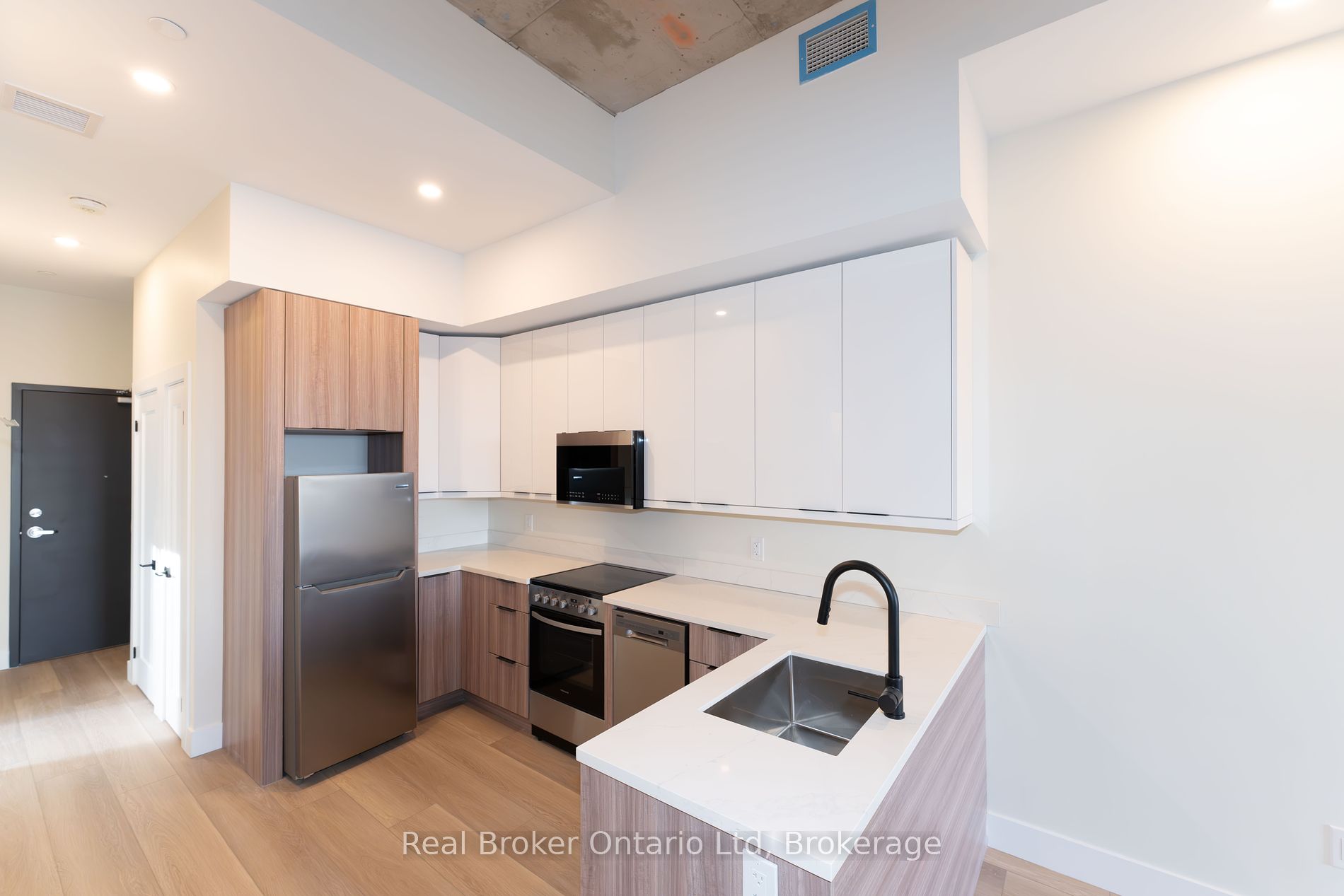 169 James St S Property Photo 3