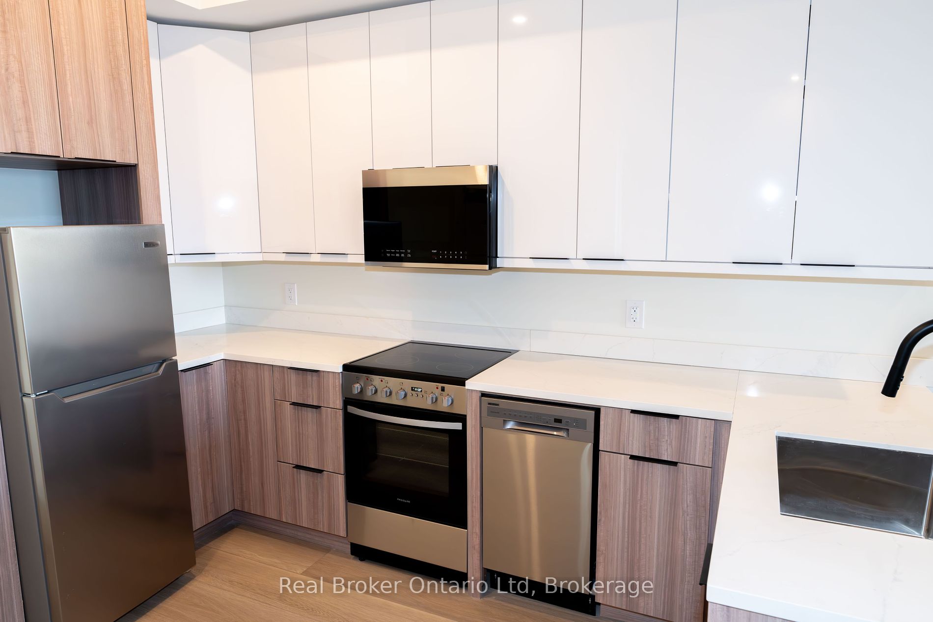 169 James St S Property Photo 4