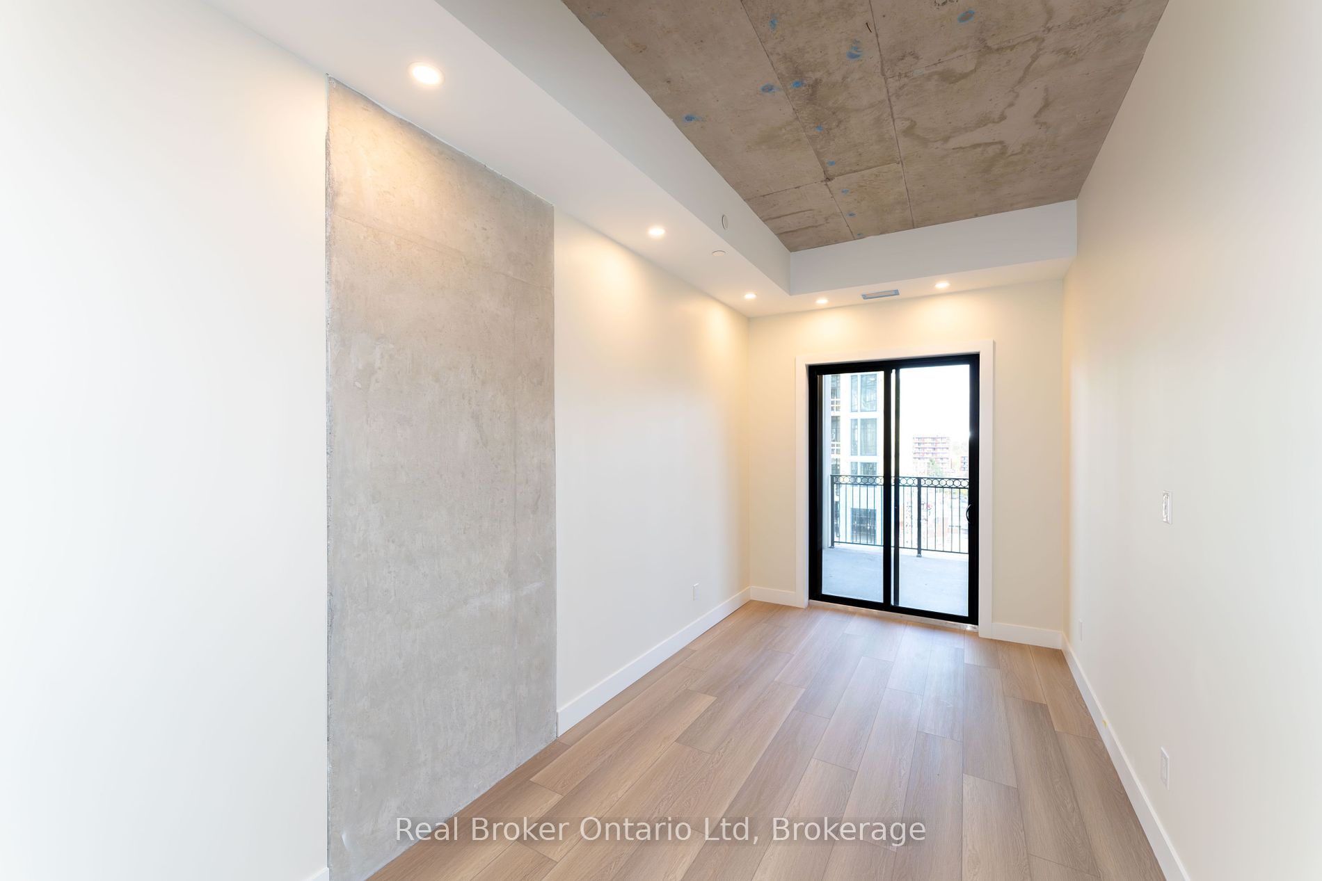 169 James St S Property Photo 6