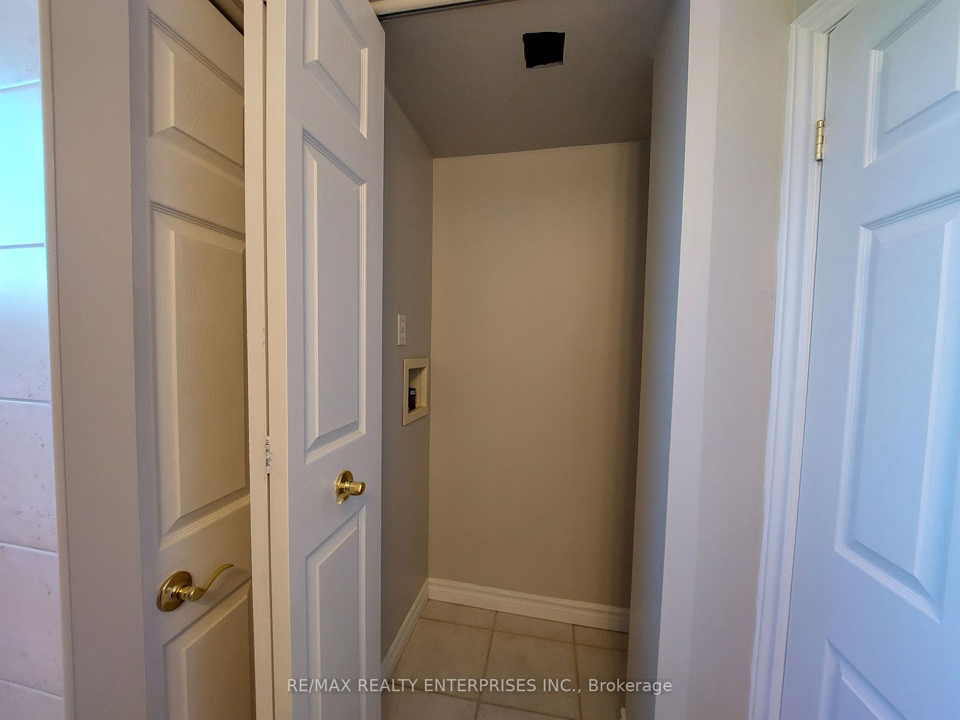 851 Queenston Rd 3 Property Photo 13