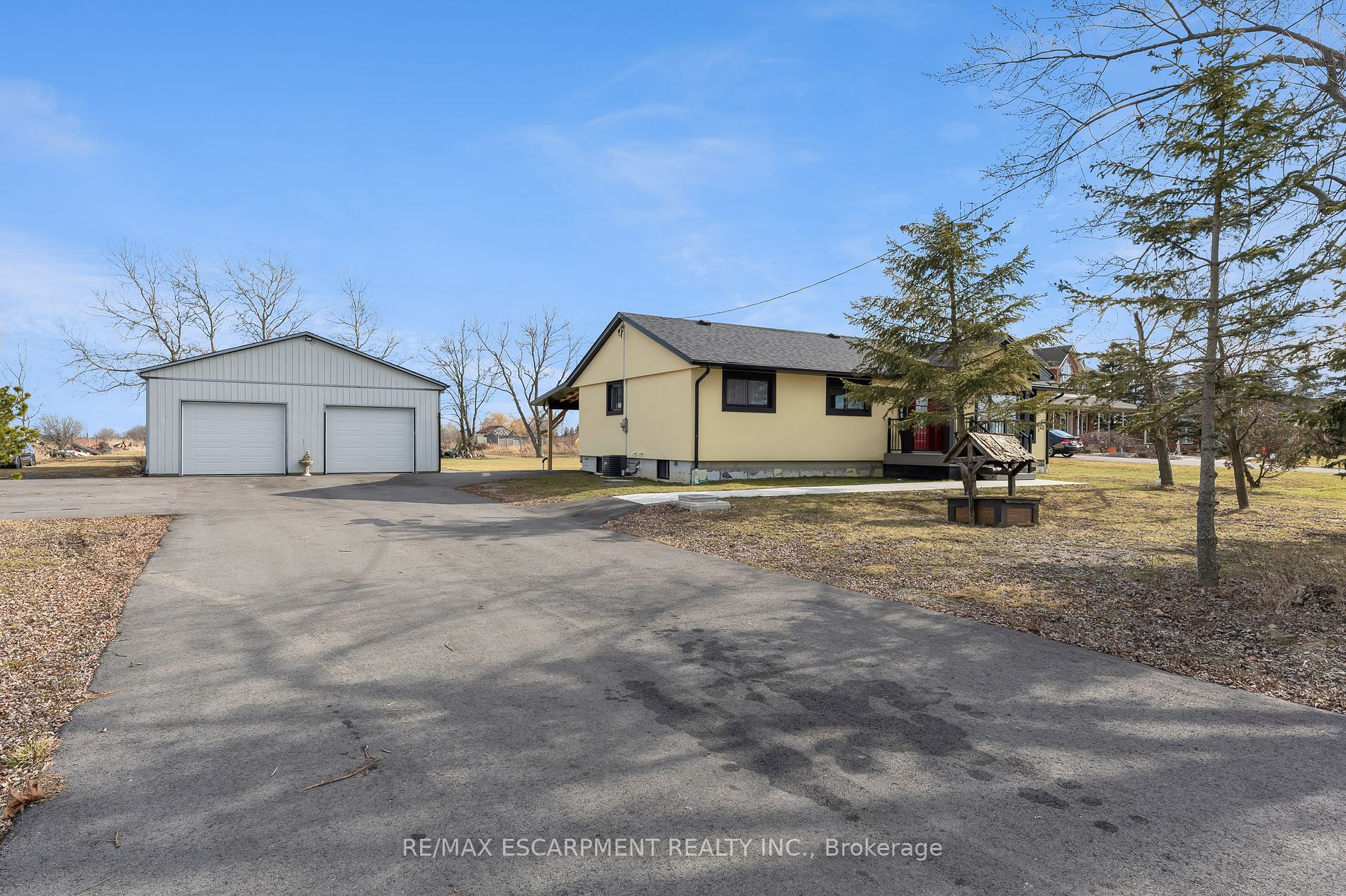 318 Eighth Rd E Property Photo 2