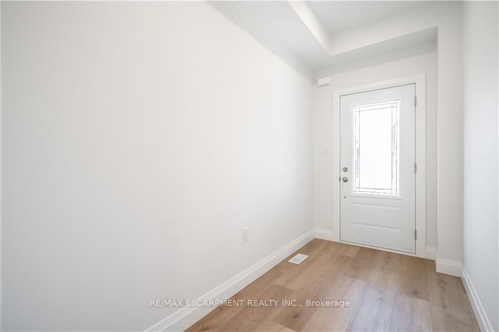 128 Harmony Ave Property Photo 4