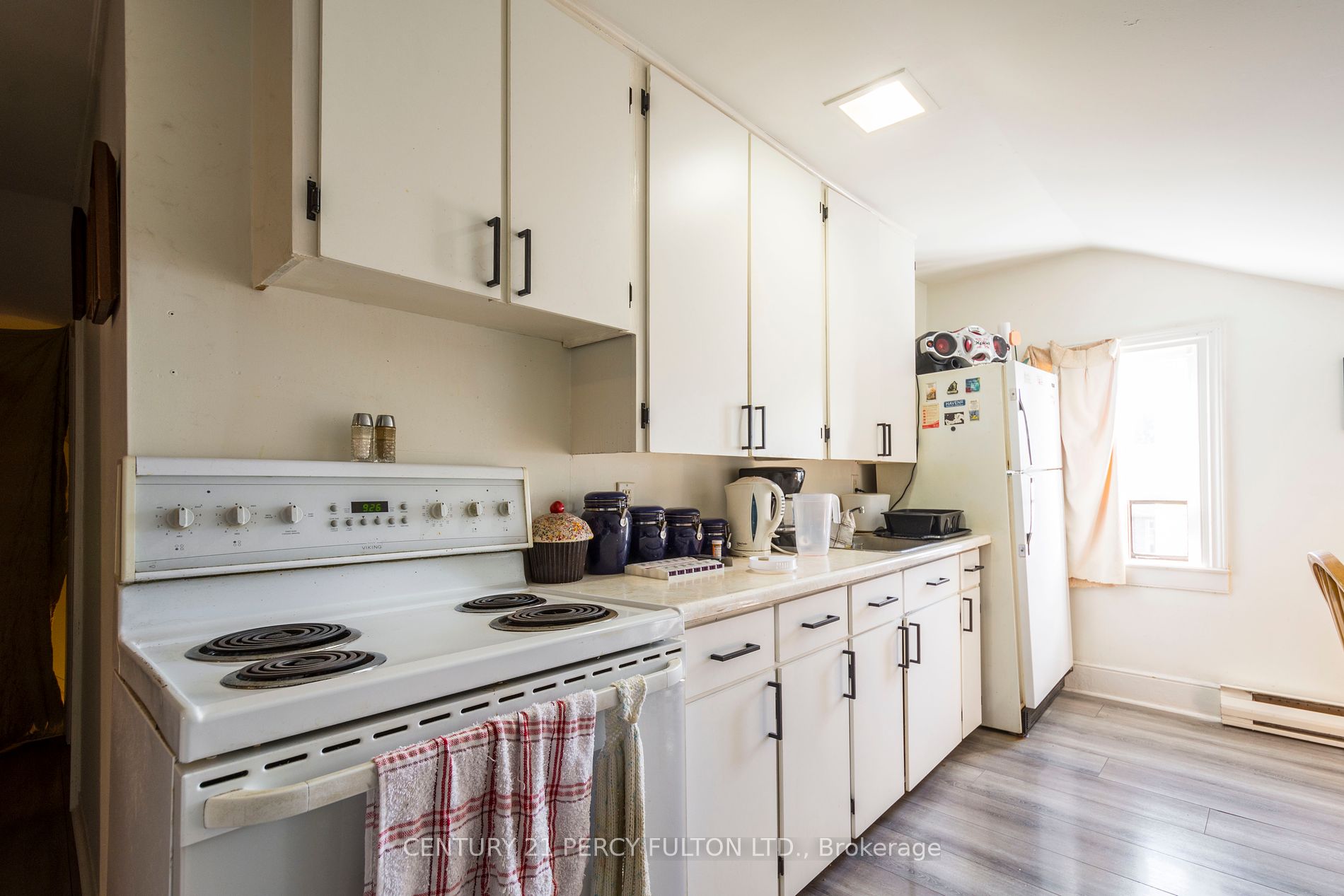 158 Dundas St W Property Photo