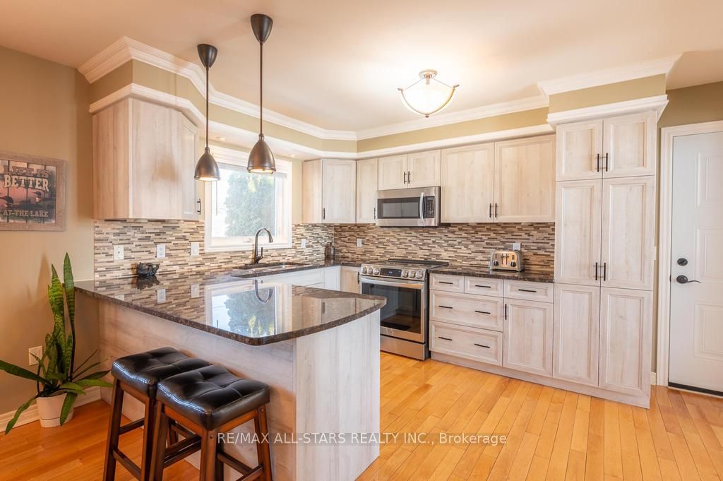 1897 Pinehurst Ave Property Photo 6