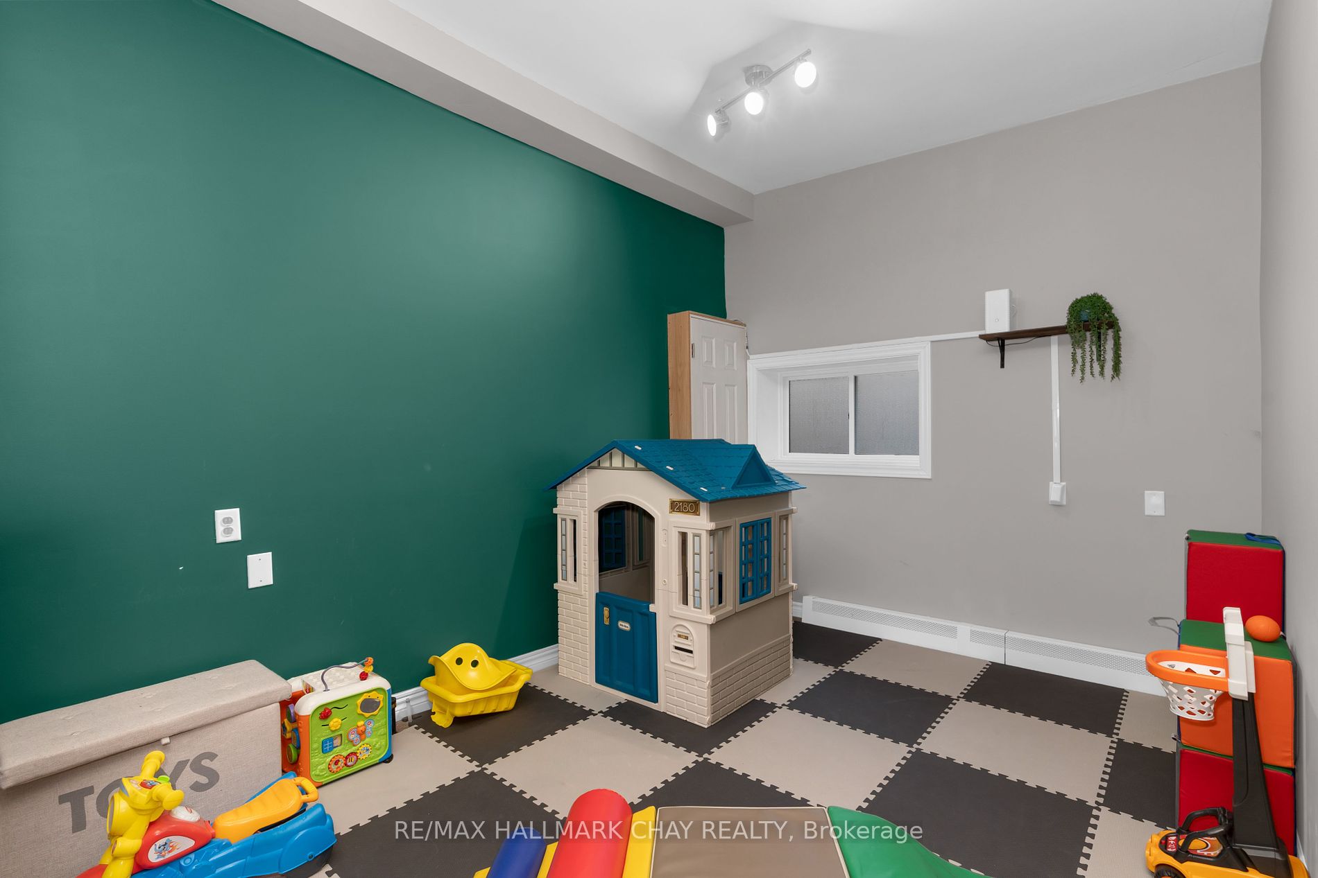 16 Trowbridge St W Property Photo 25