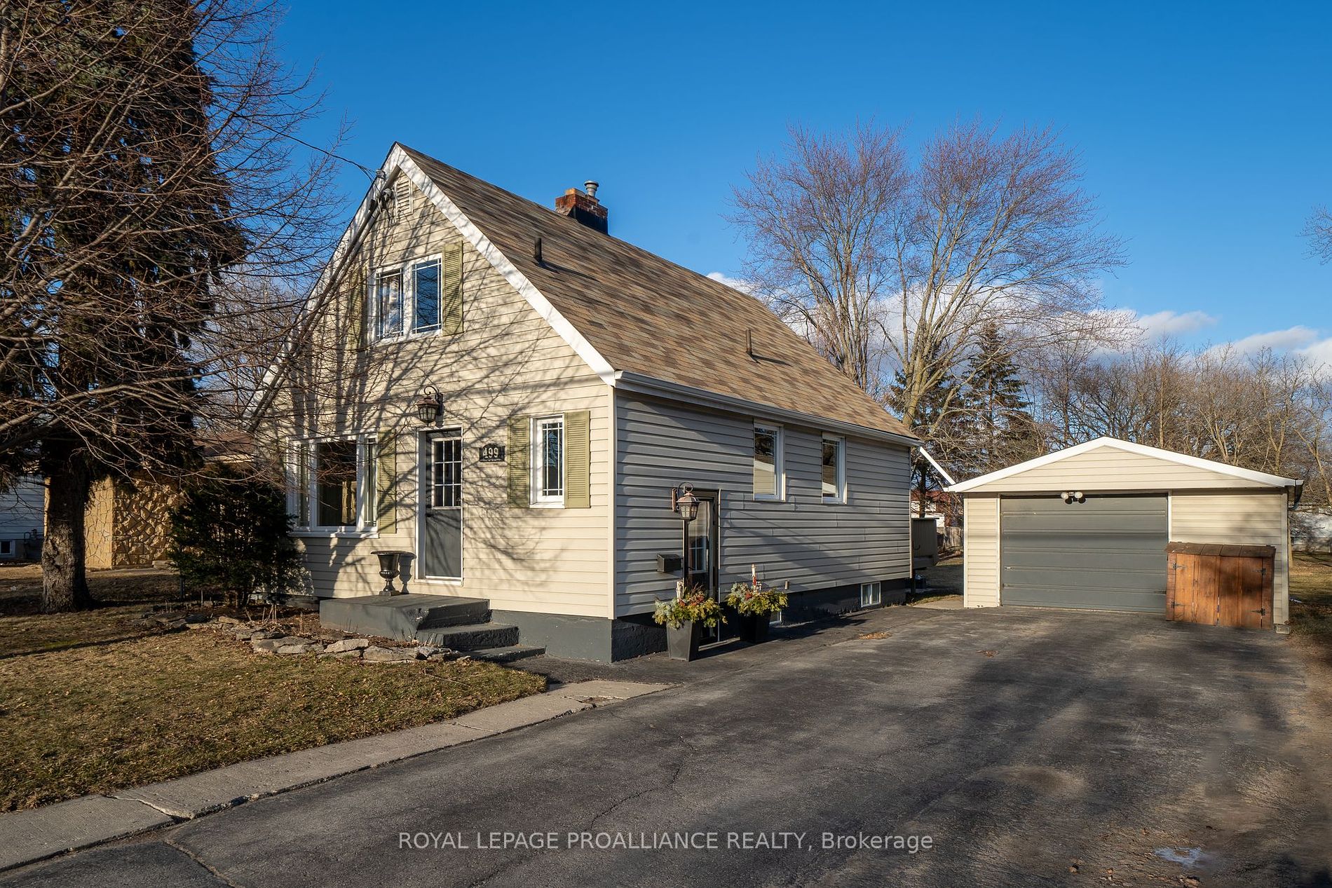 499 Sidney St Property Photo