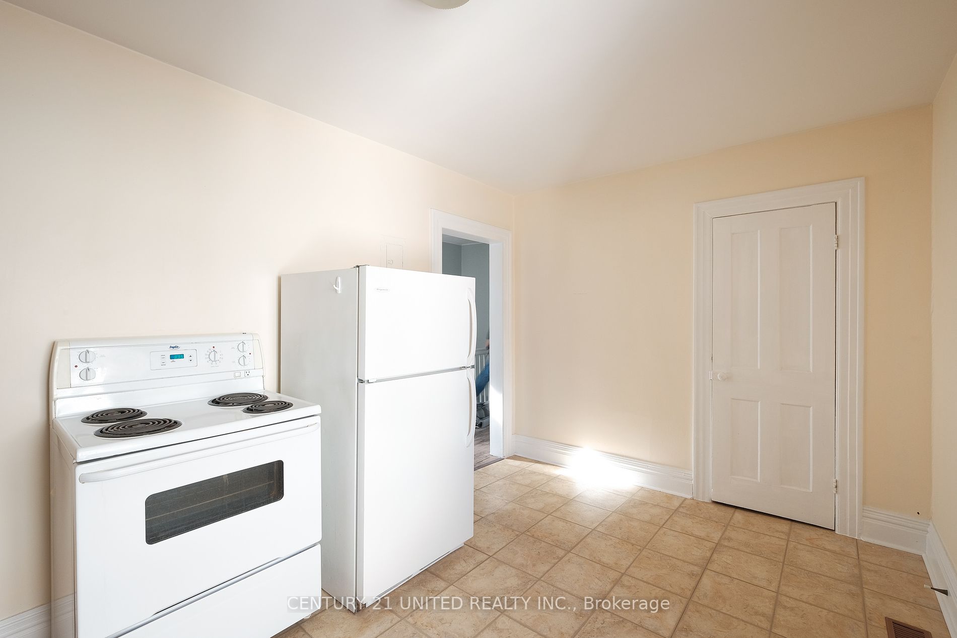 565 Paterson St Property Photo 7