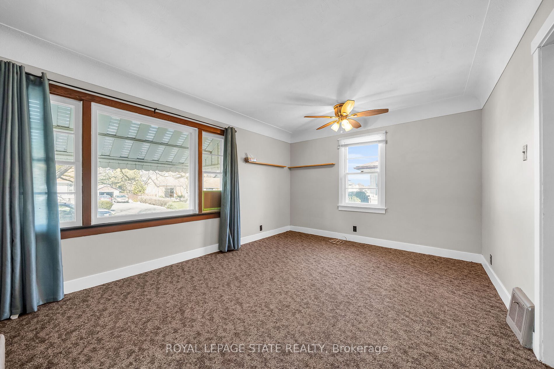 136 Corman Ave Property Photo 5