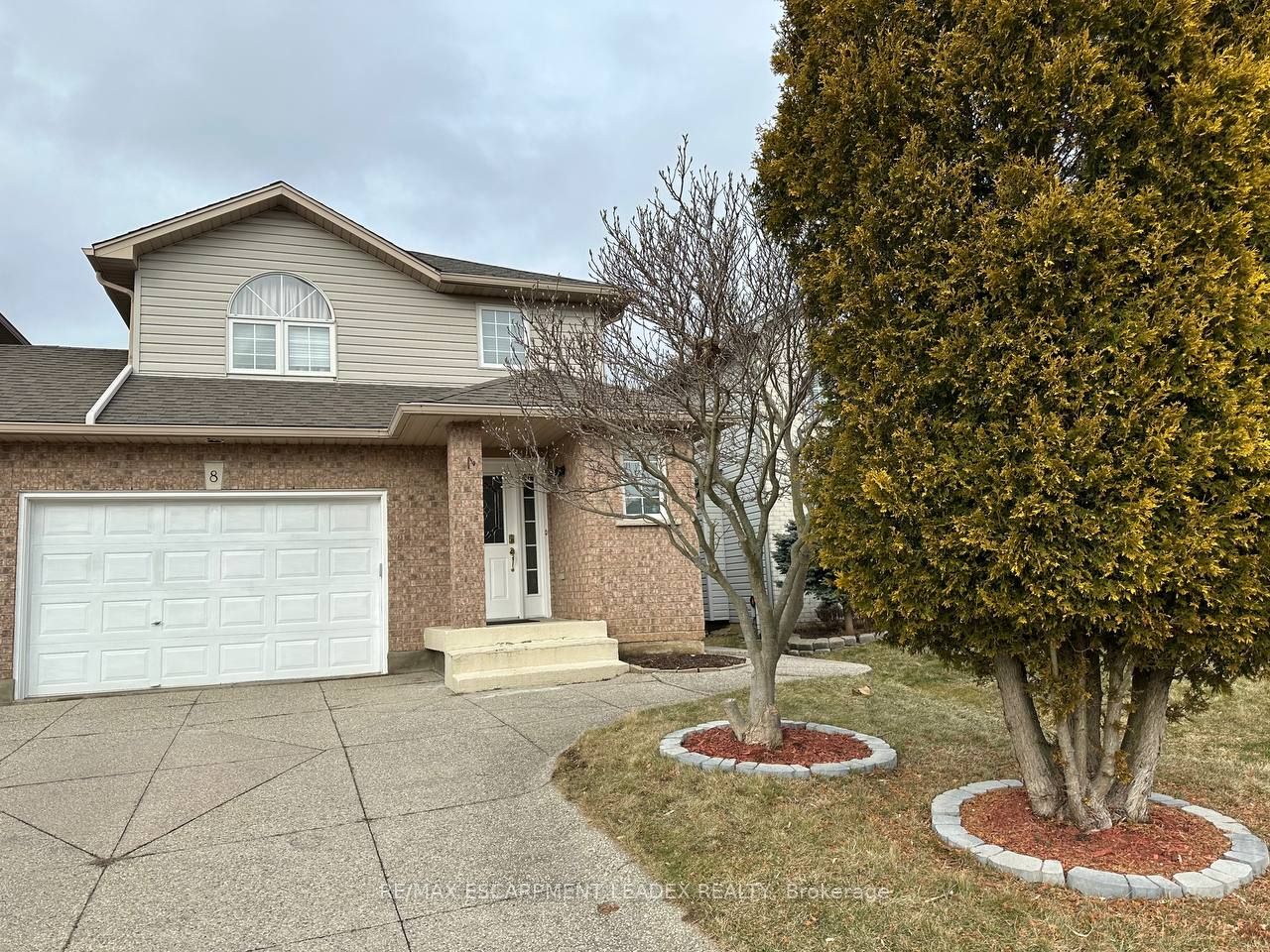 8 Richview Dr Property Photo