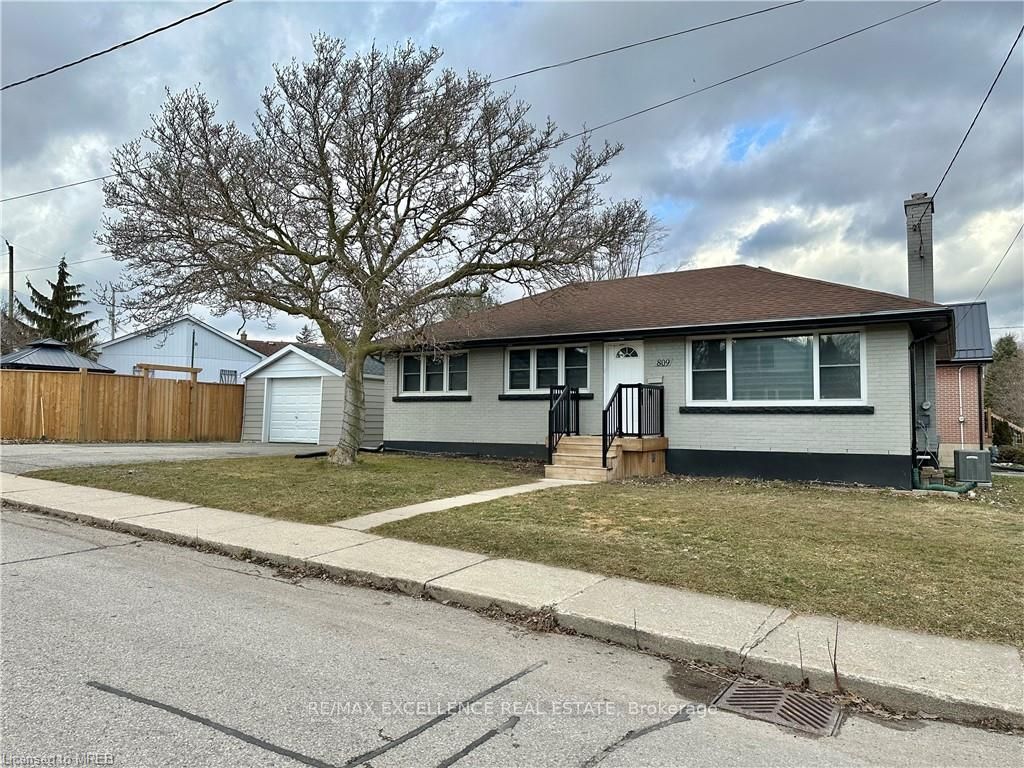 809 Wilton Cres Property Photo 1
