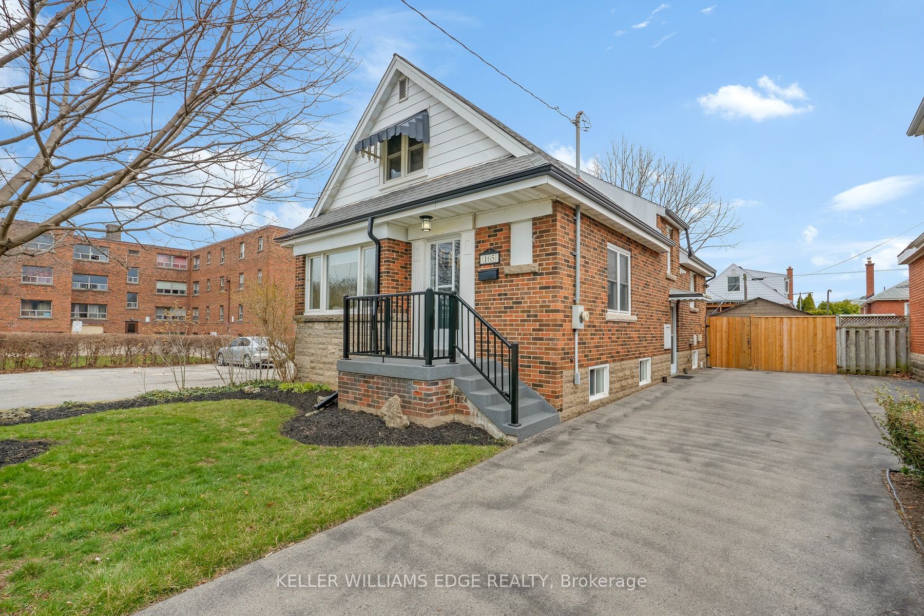 165 Crosthwaite Ave S Property Photo