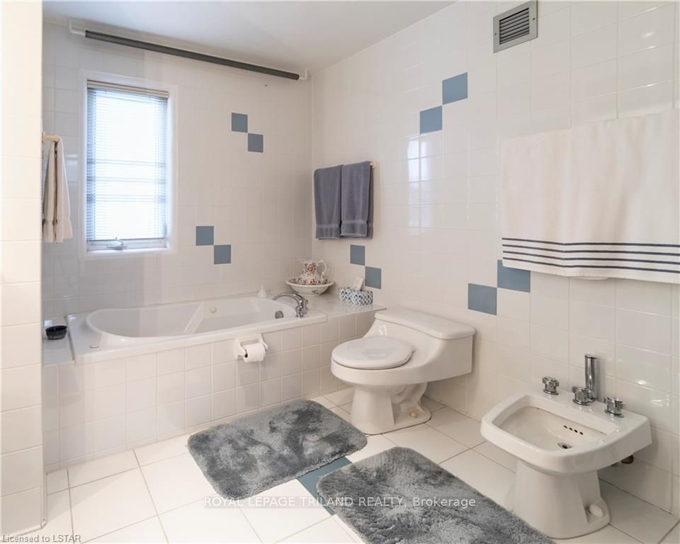 15668 Furnival Road Property Photo 28