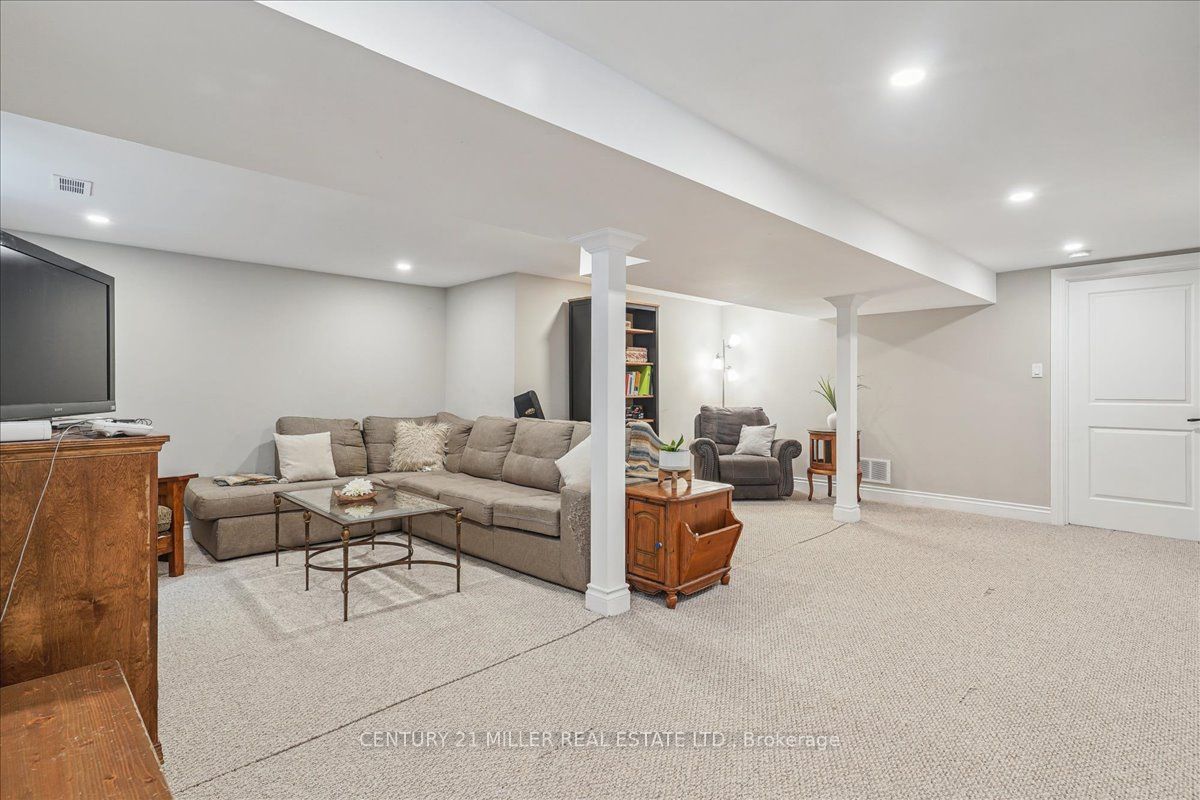 556 Parkside Dr E Property Photo 19