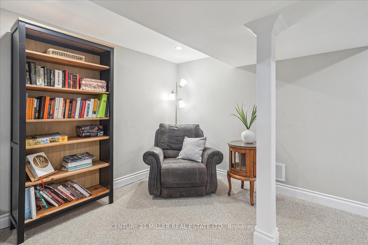 556 Parkside Dr E Property Photo 20