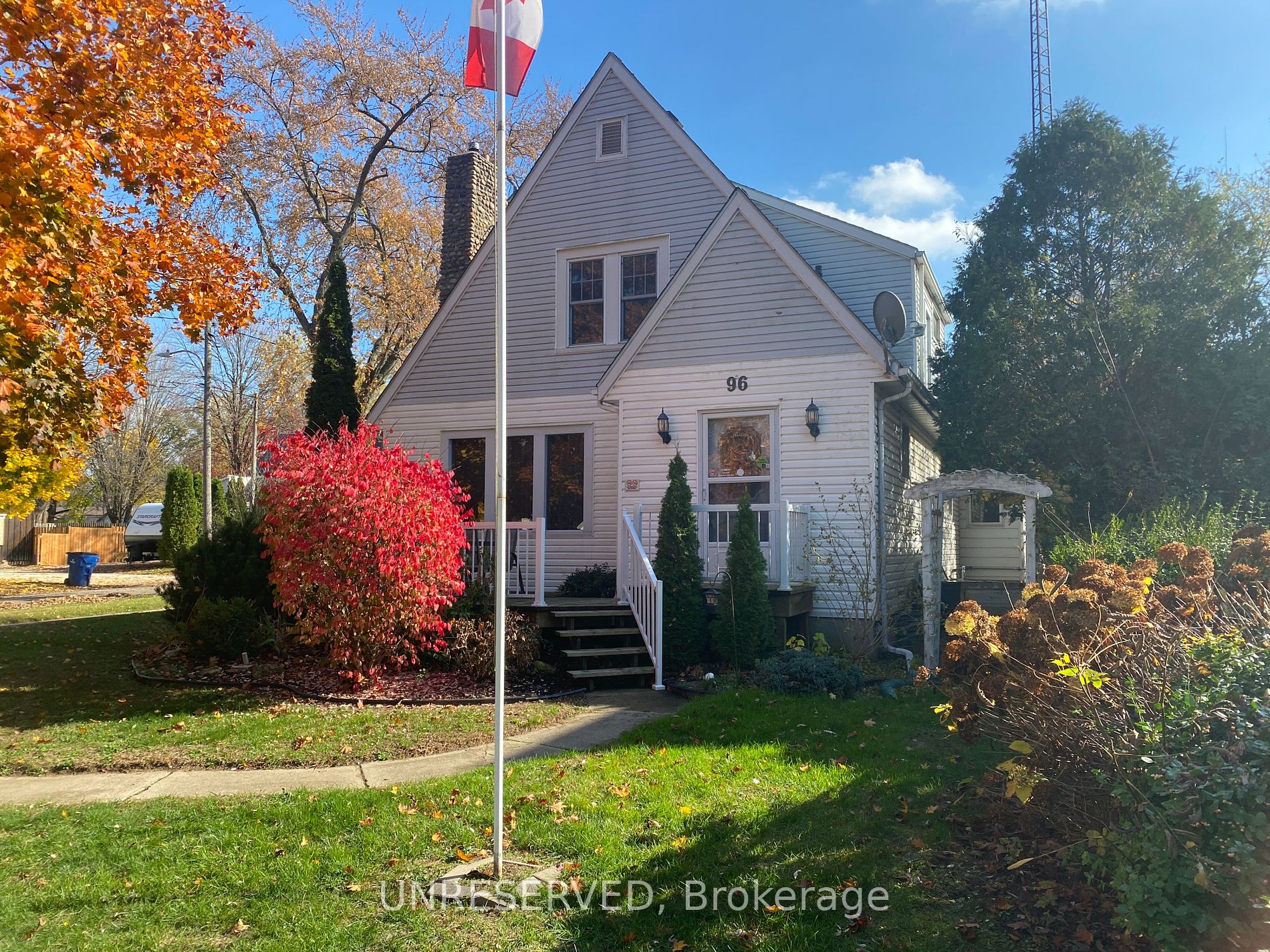 96 Main St W Property Photo