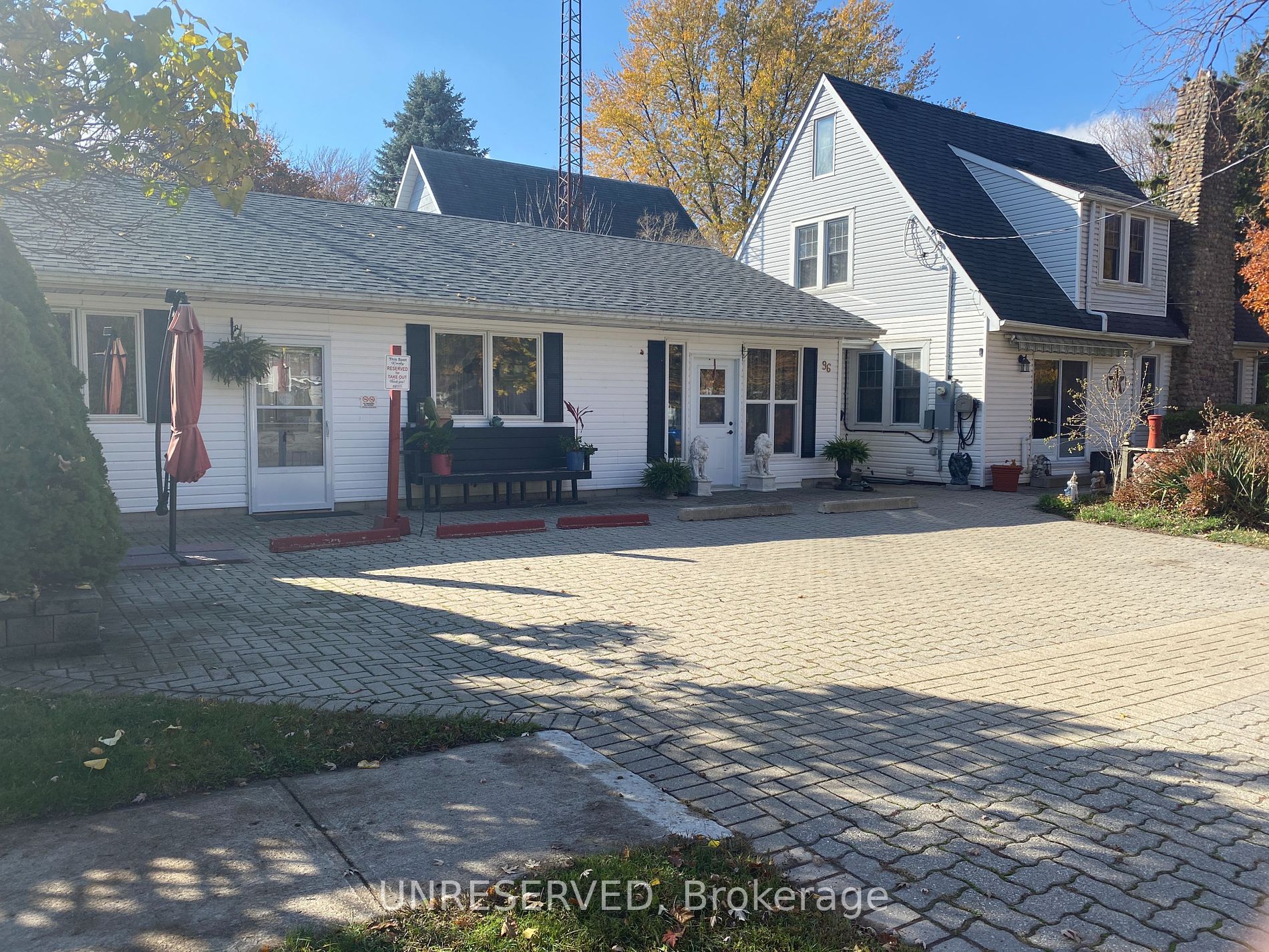 96 Main St W Property Photo 12