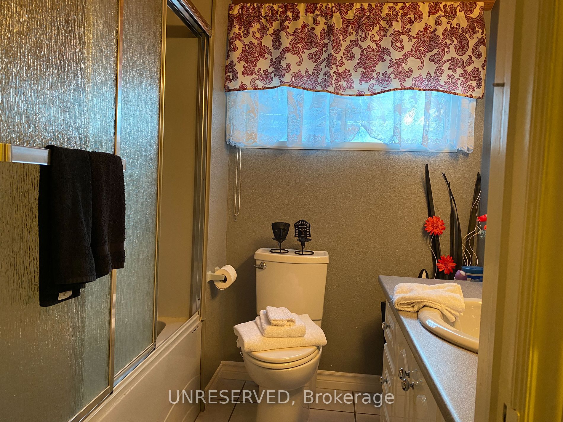 96 Main St W Property Photo 16