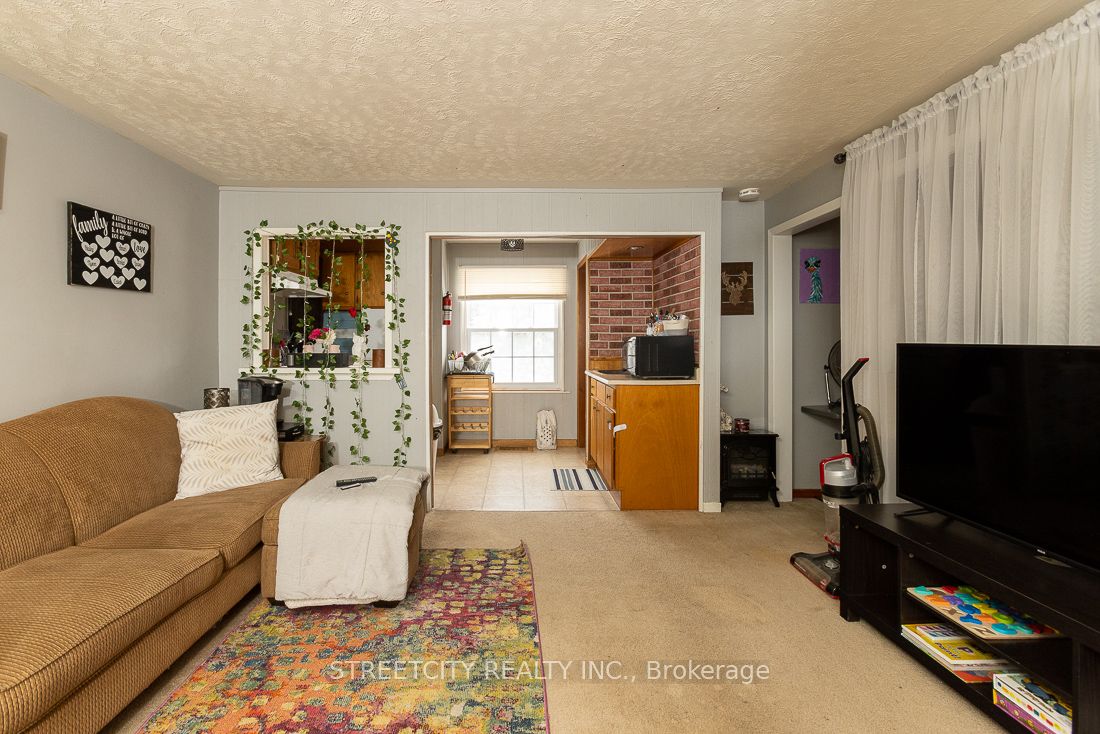 1099 Hamilton Rd Property Photo 9