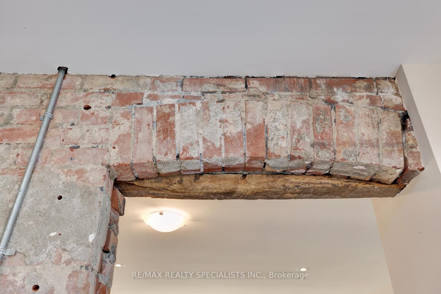 94 Glendale Ave N Property Photo 7