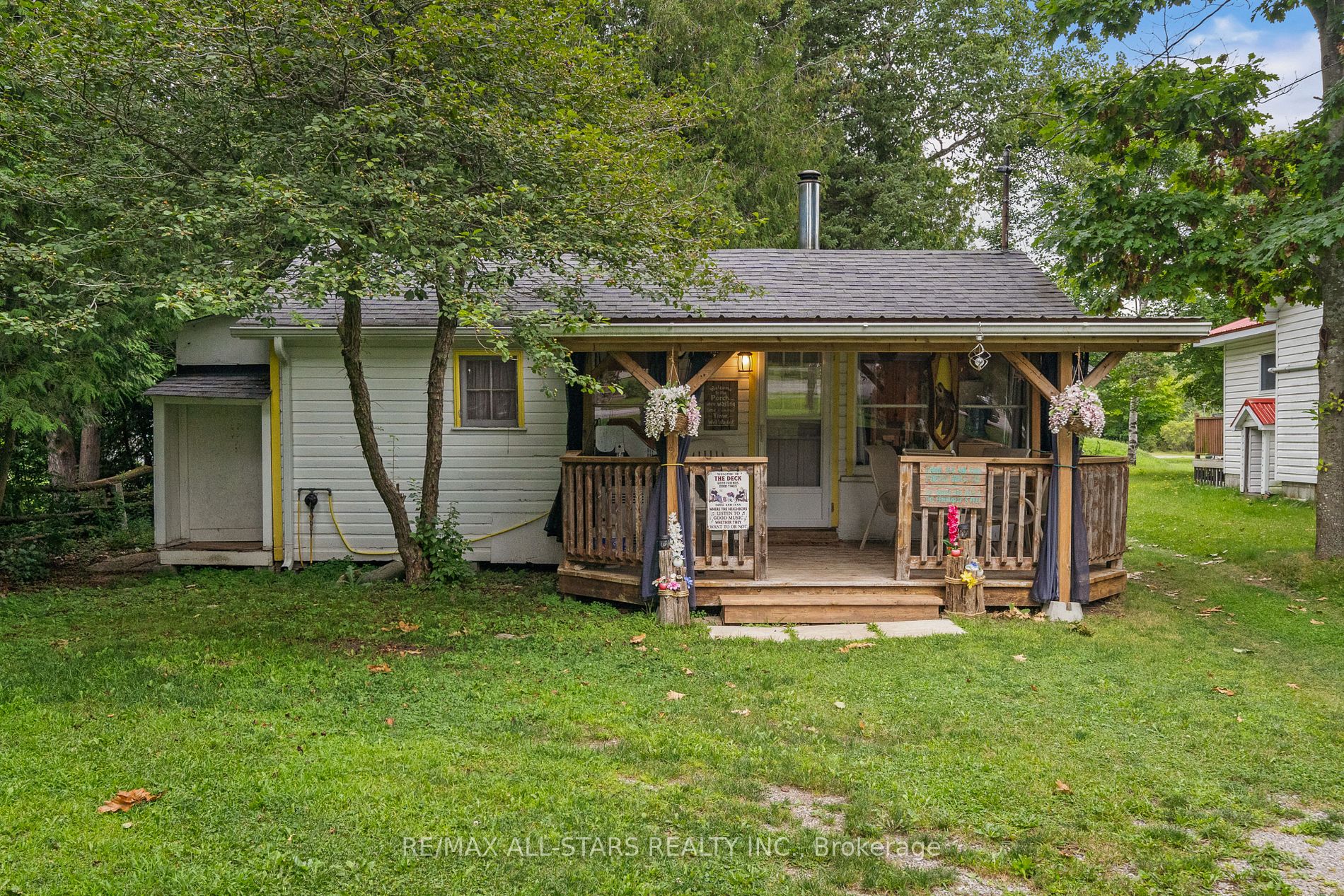 93 Sturgeon Glen Rd Property Photo 1