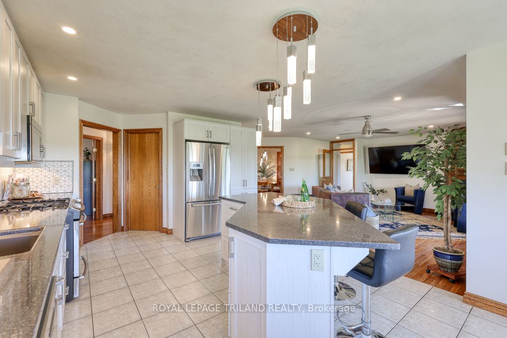 6325 Dundas St Property Photo 8