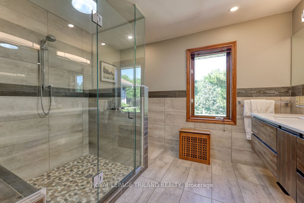 6325 Dundas St Property Photo 14