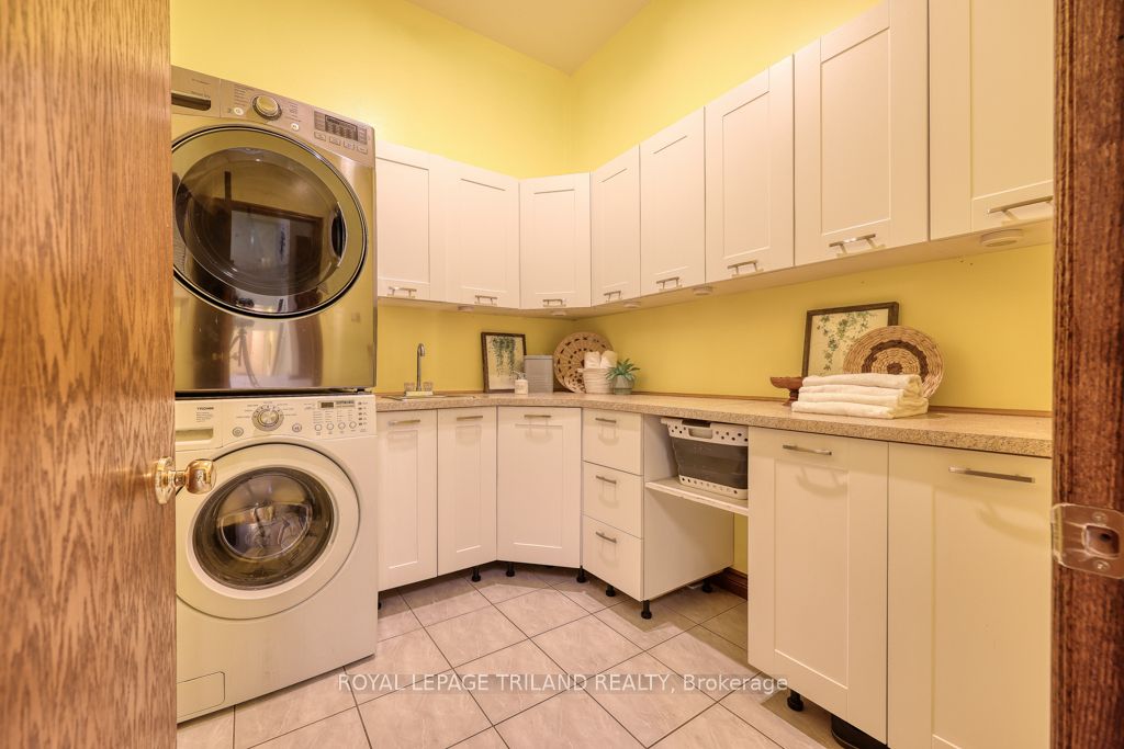 6325 Dundas St Property Photo 17