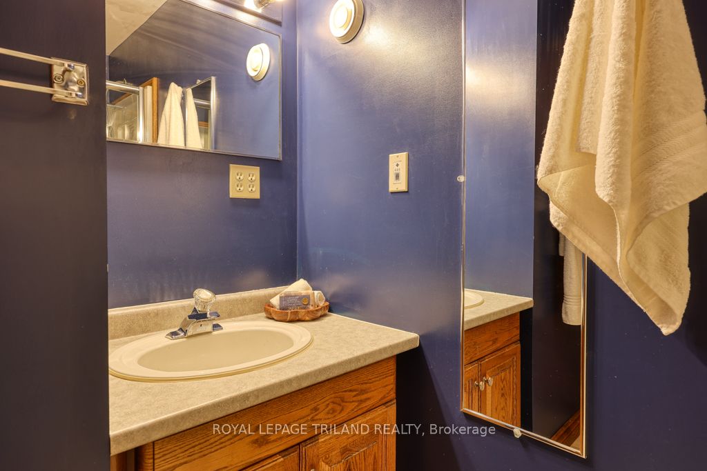 6325 Dundas St Property Photo 21