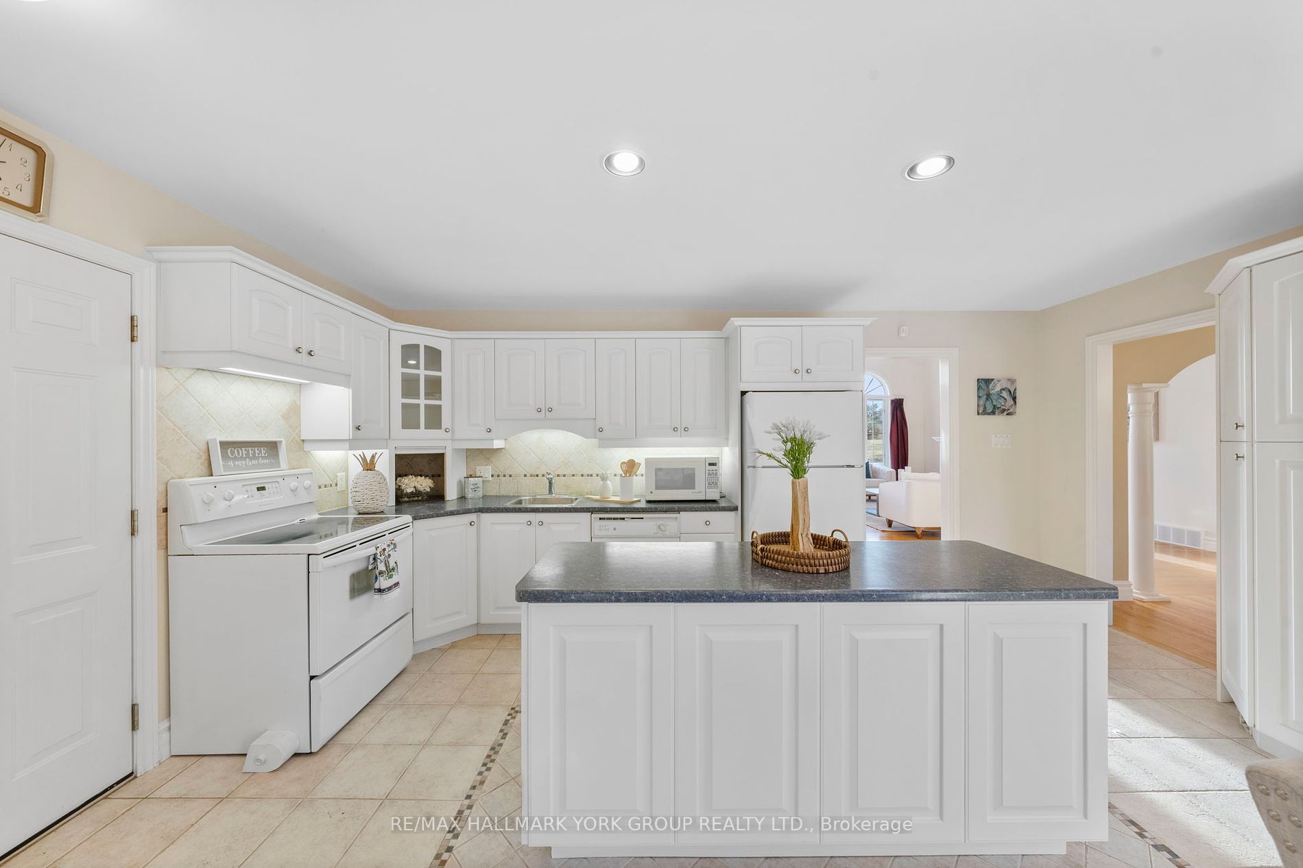 158159 7th Line Property Photo 2