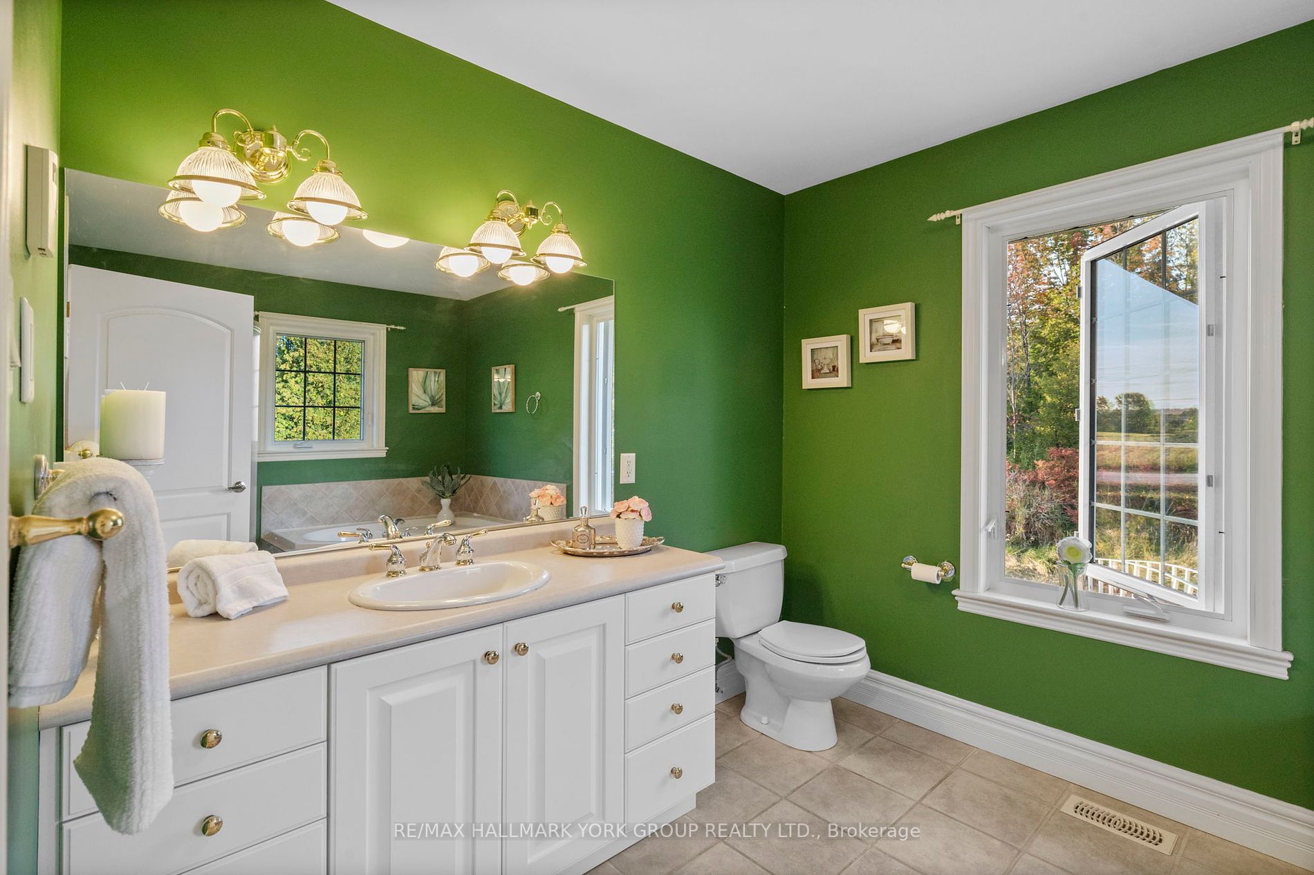 158159 7th Line Property Photo 10