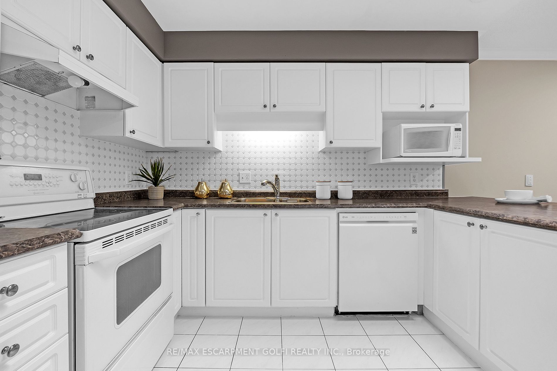 20 Meadowlands Blvd 24 Property Photo 6