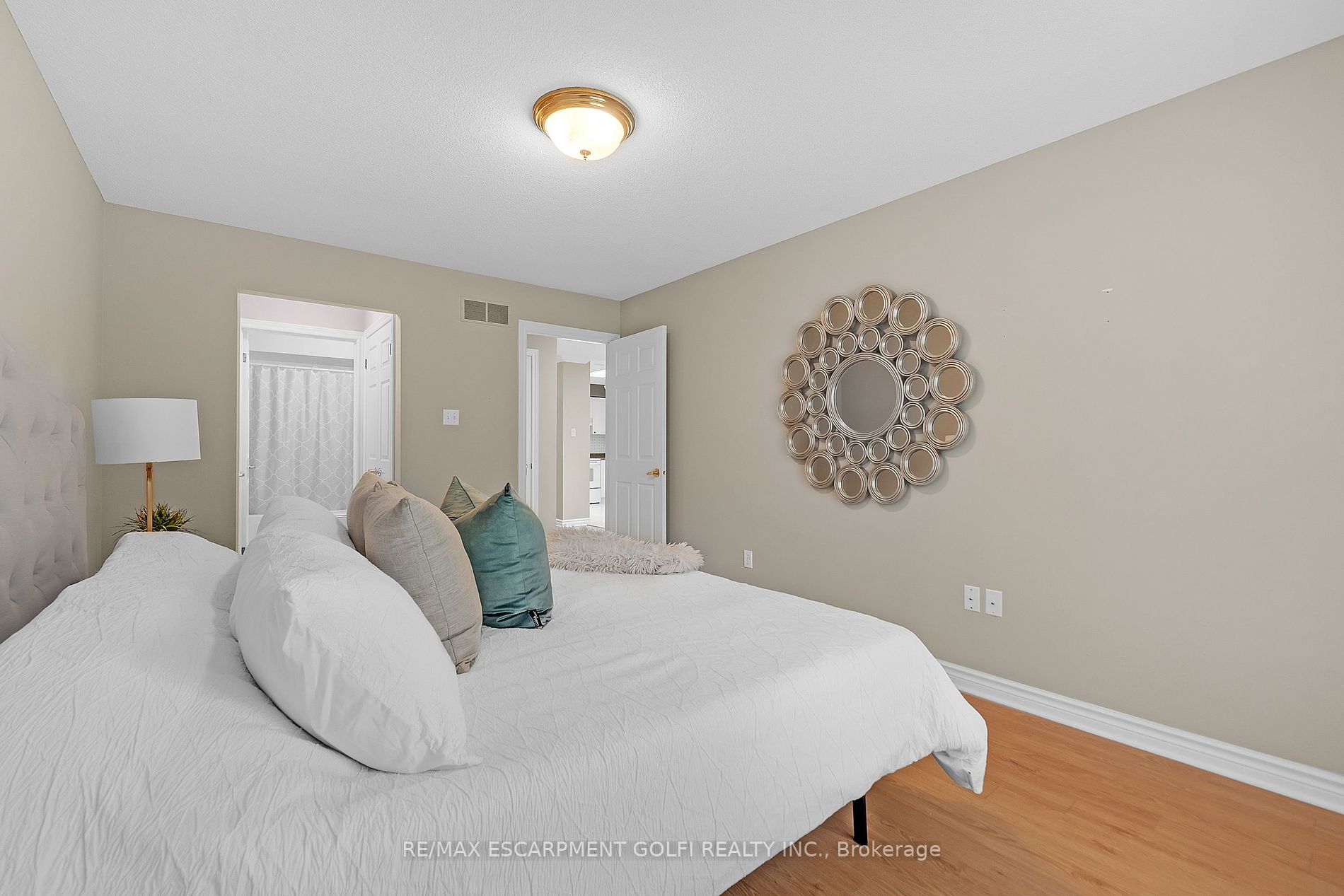 20 Meadowlands Blvd 24 Property Photo 9