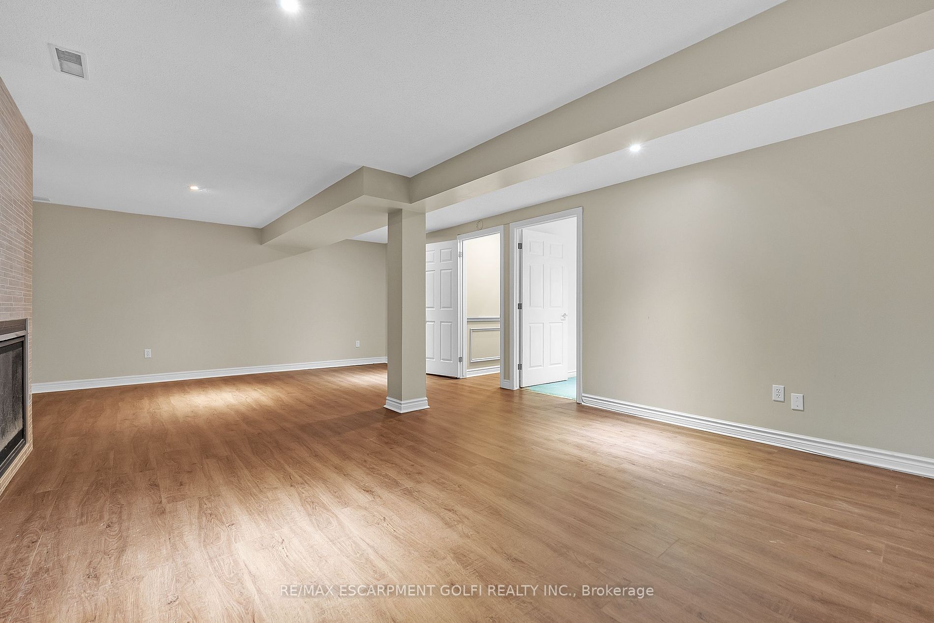 20 Meadowlands Blvd 24 Property Photo 18