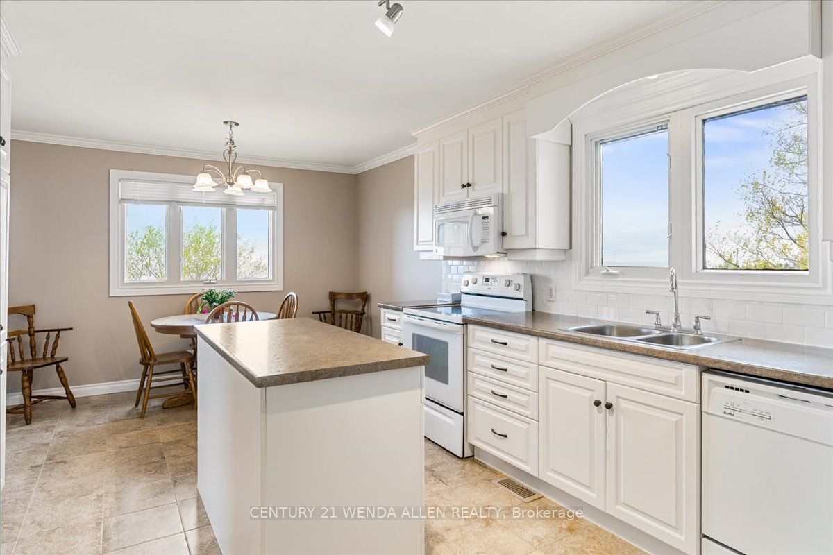 640 Huron Terr Property Photo 4