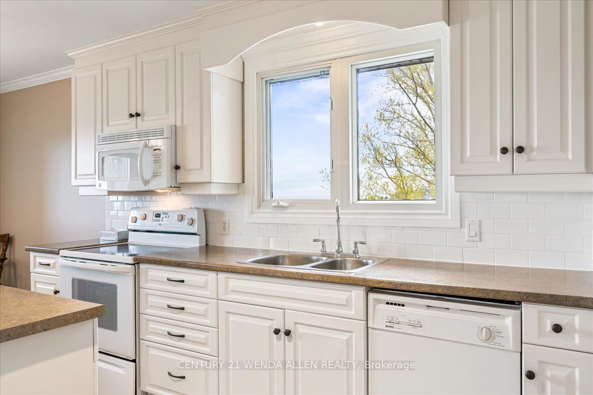 640 Huron Terr Property Photo 5