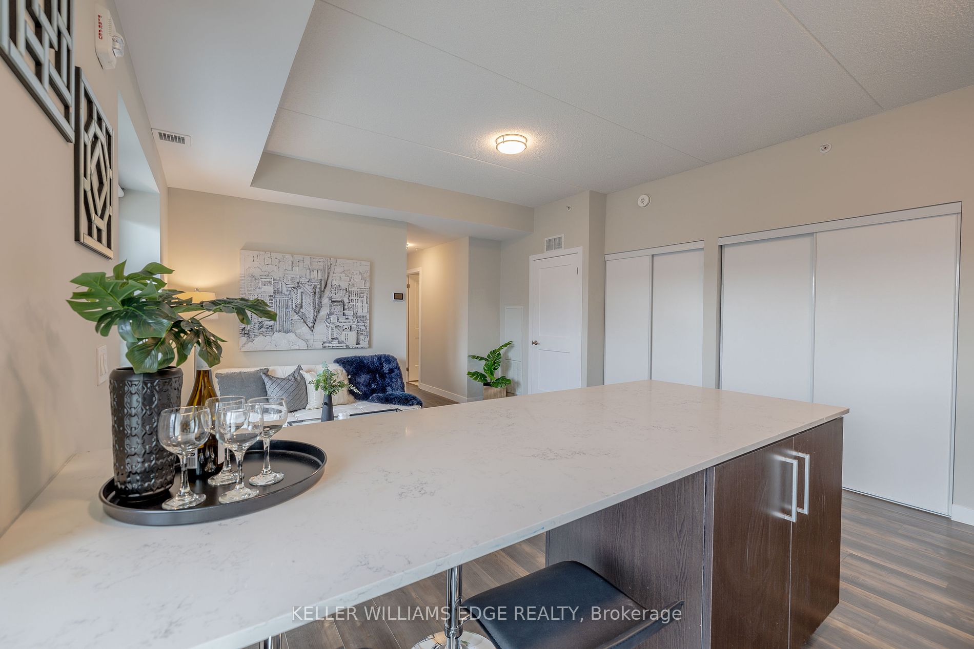 15 Queen St S 2 Property Photo 3