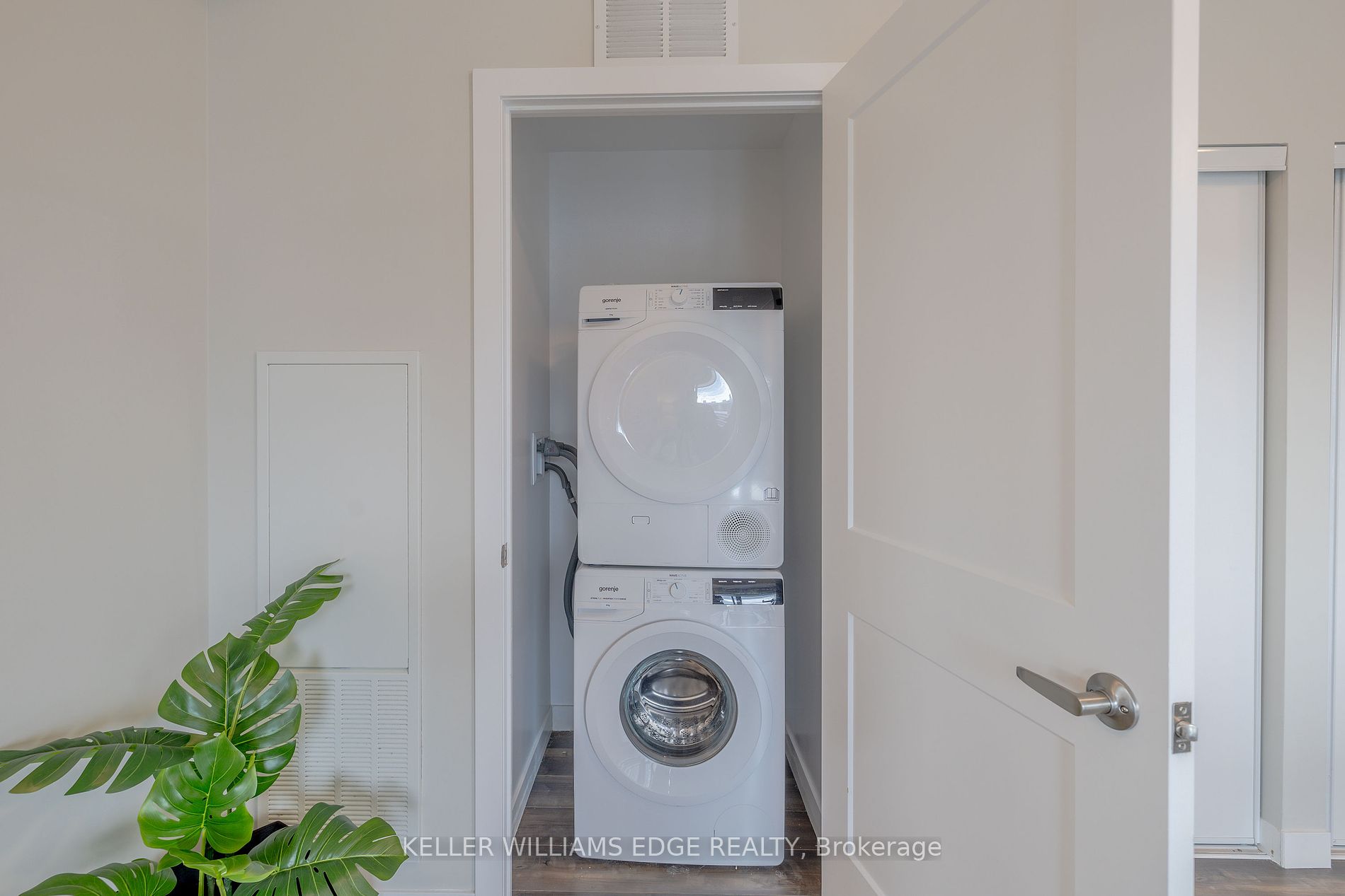 15 Queen St S 2 Property Photo 19