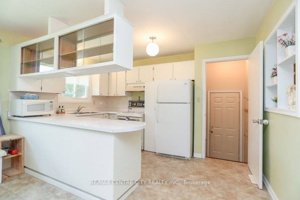 82 Fairview Ave Property Photo 4