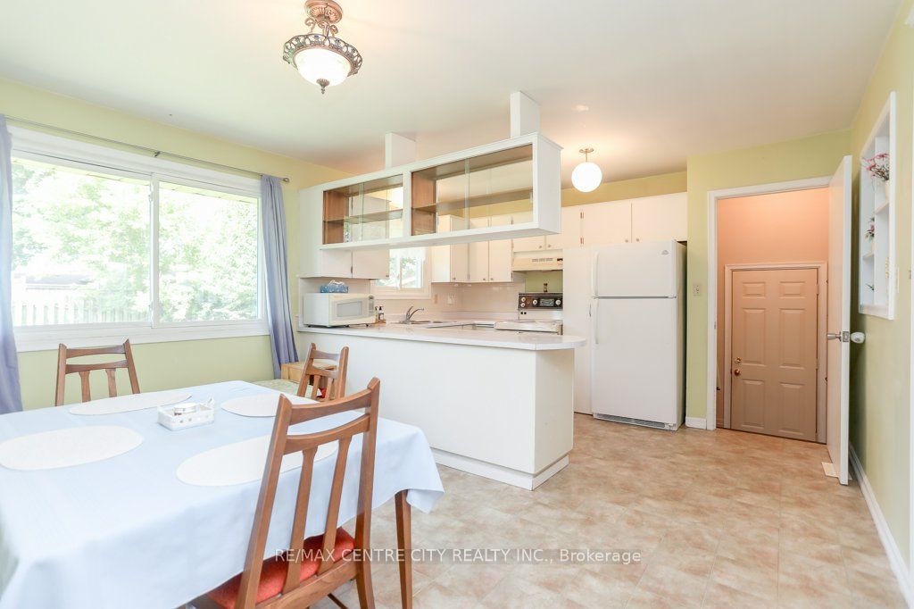 82 Fairview Ave Property Photo 8