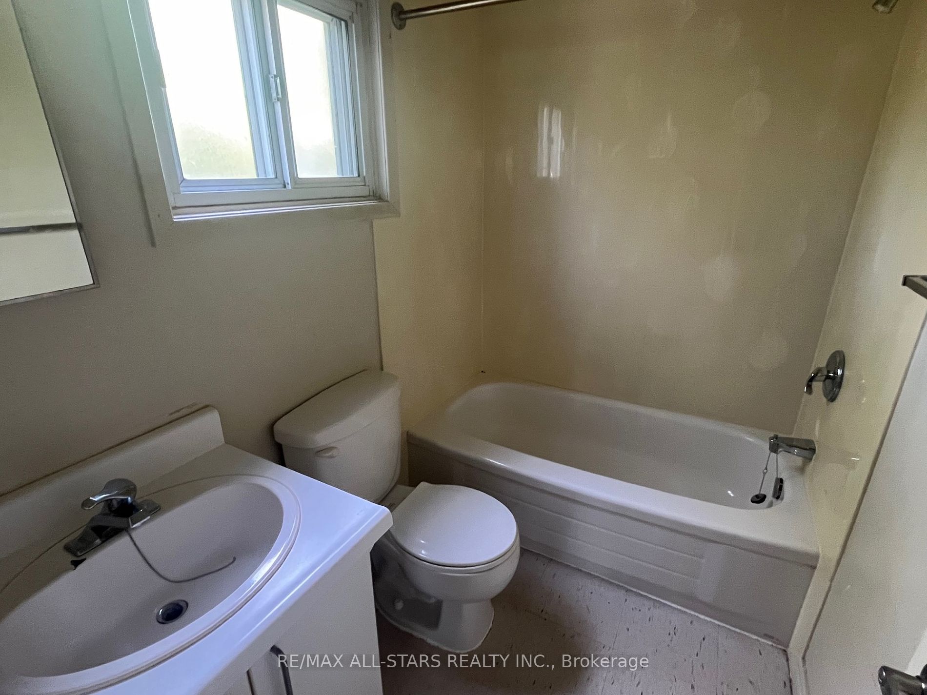 41 Maryknoll Ave Property Photo 3