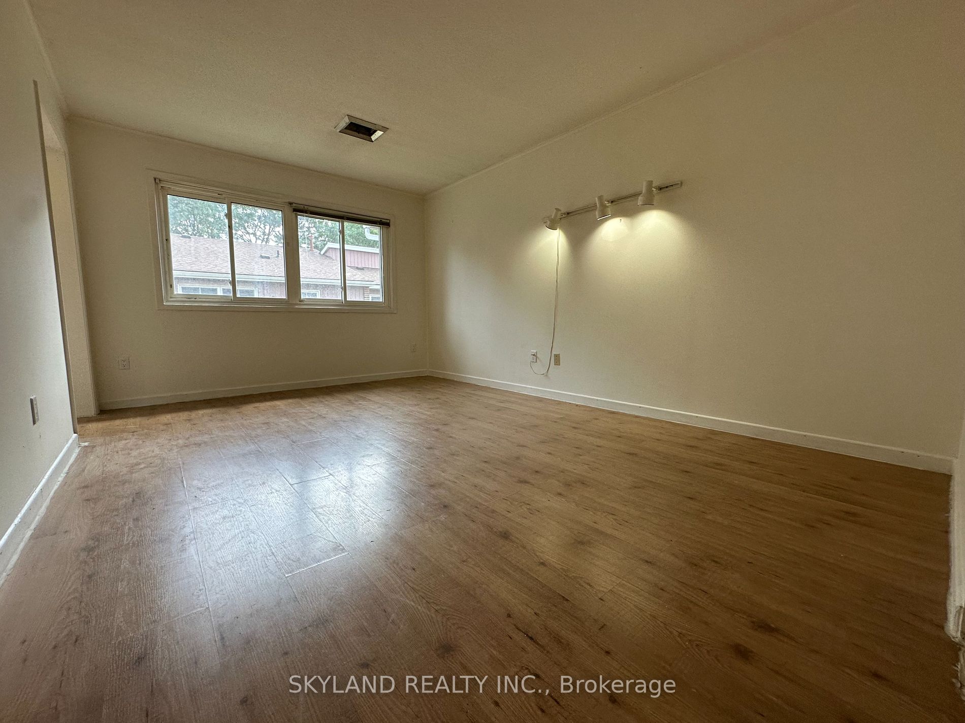 121 University Ave E 72 Property Photo 2