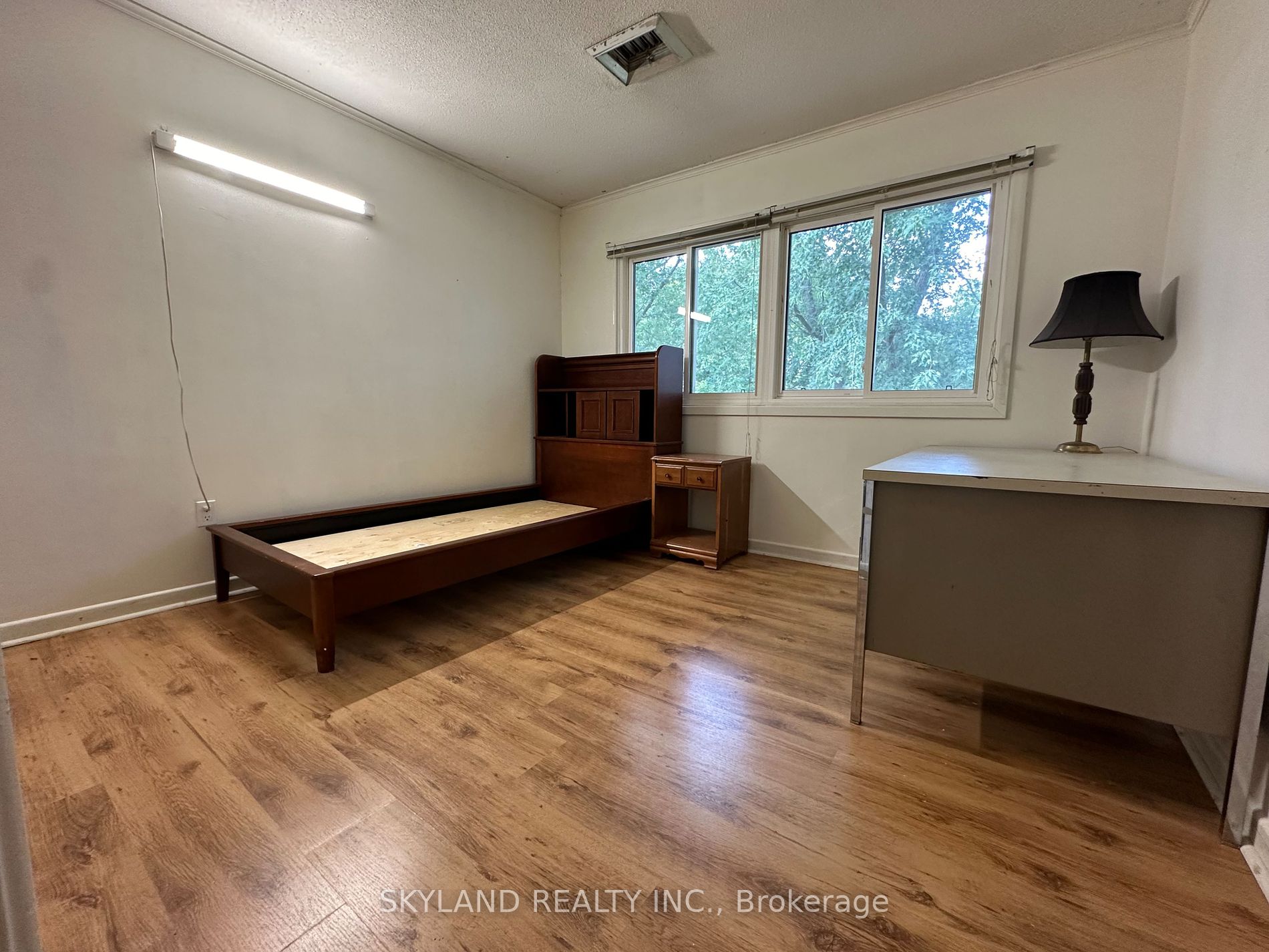 121 University Ave E 72 Property Photo 5