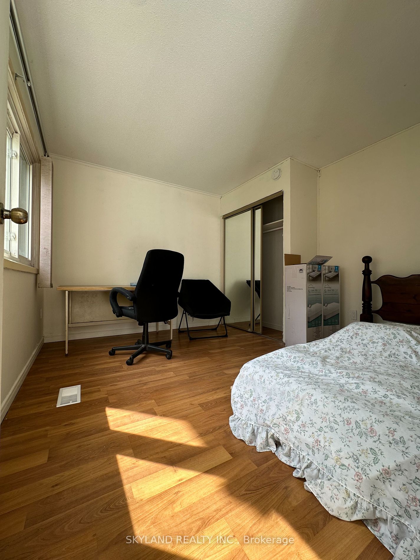 121 University Ave E 72 Property Photo 16