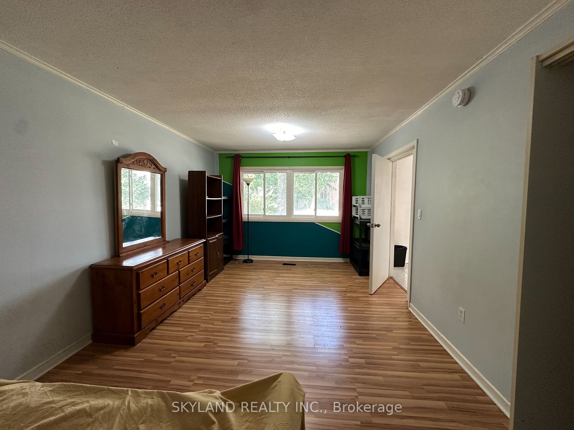 121 University Ave E 72 Property Photo 18