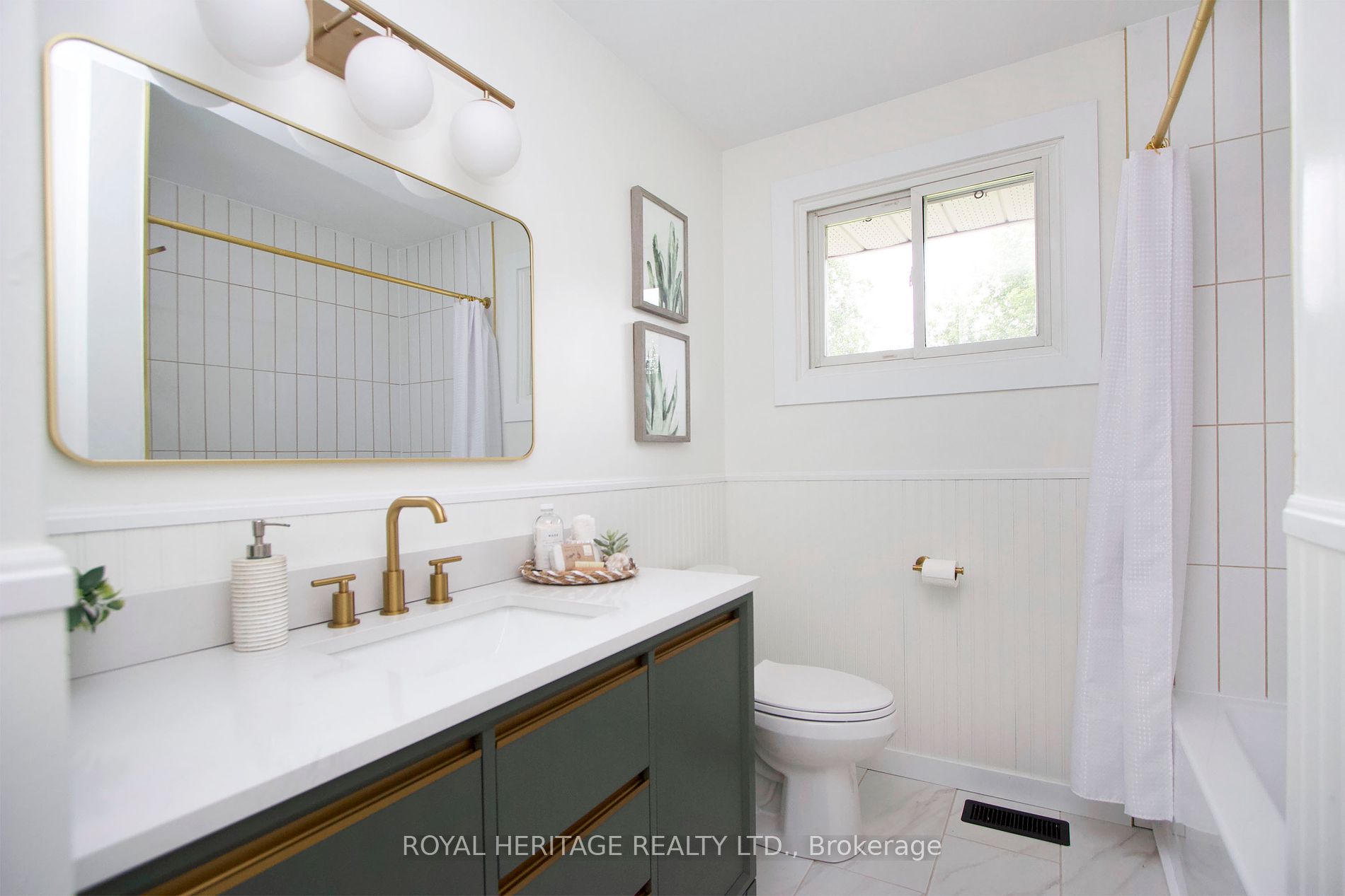689 Cedarvale Cres Property Photo 2