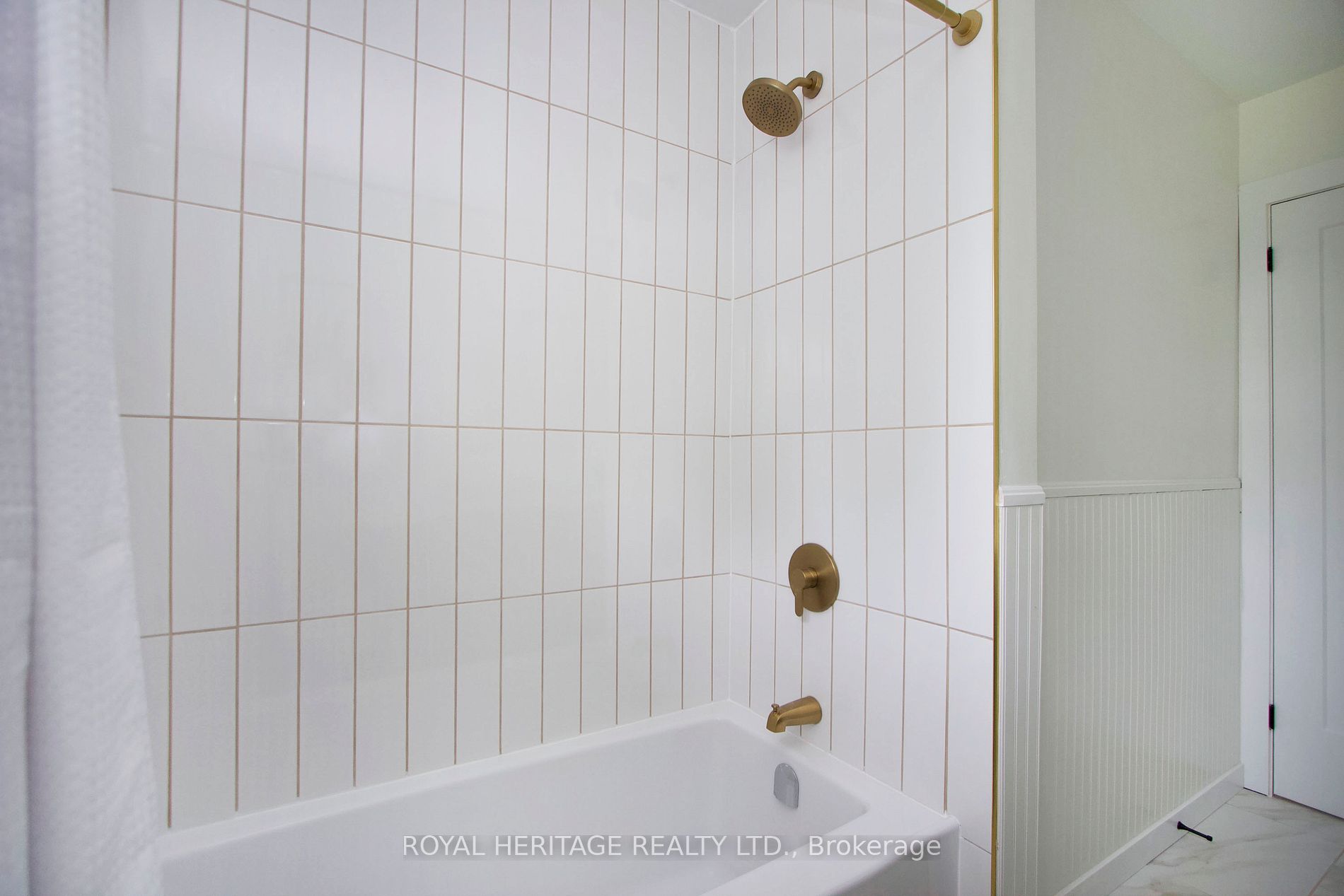 689 Cedarvale Cres Property Photo 3
